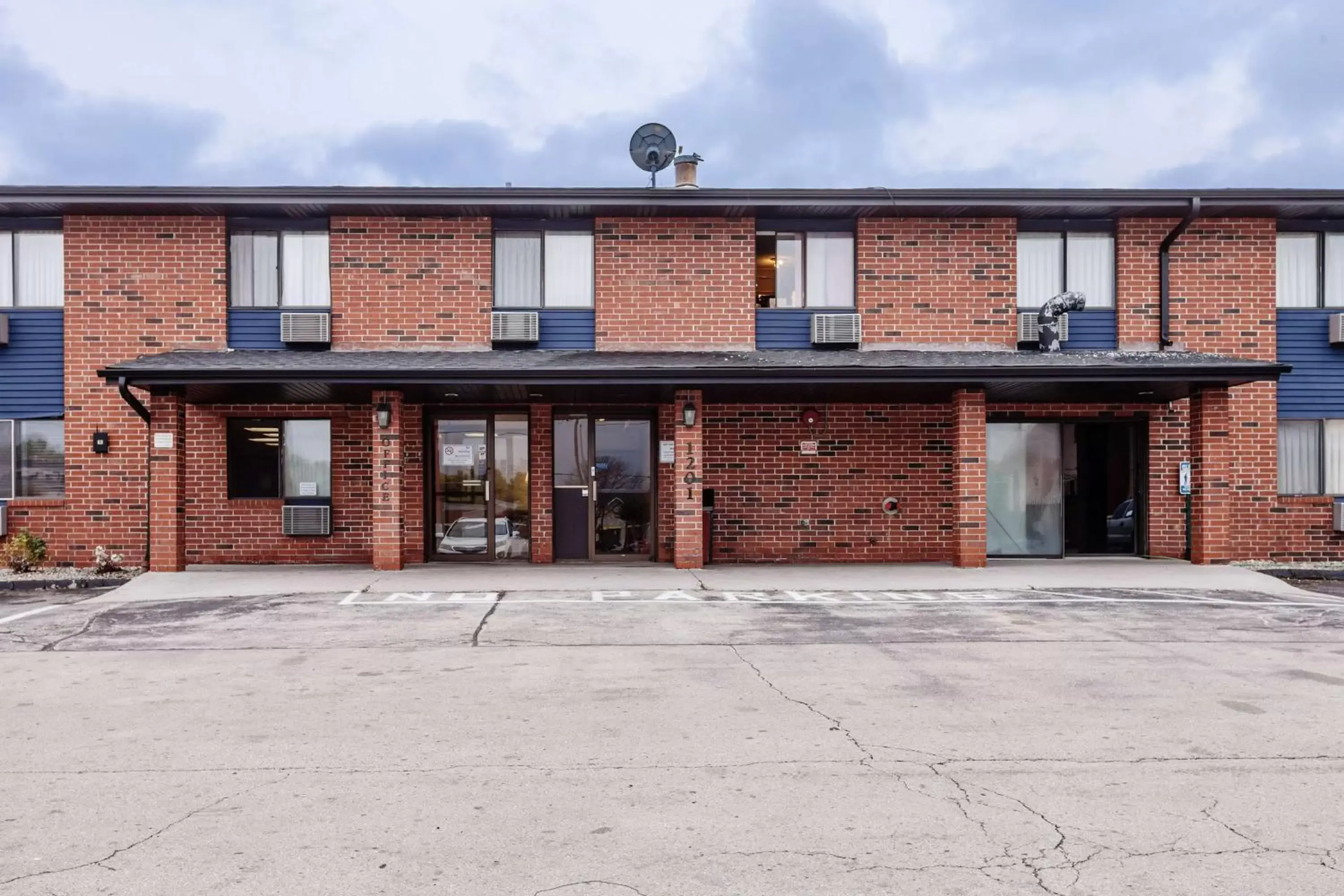 Property building in Motel 6-Oak Creek, WI Property building in Motel 6-Oak Creek, WI