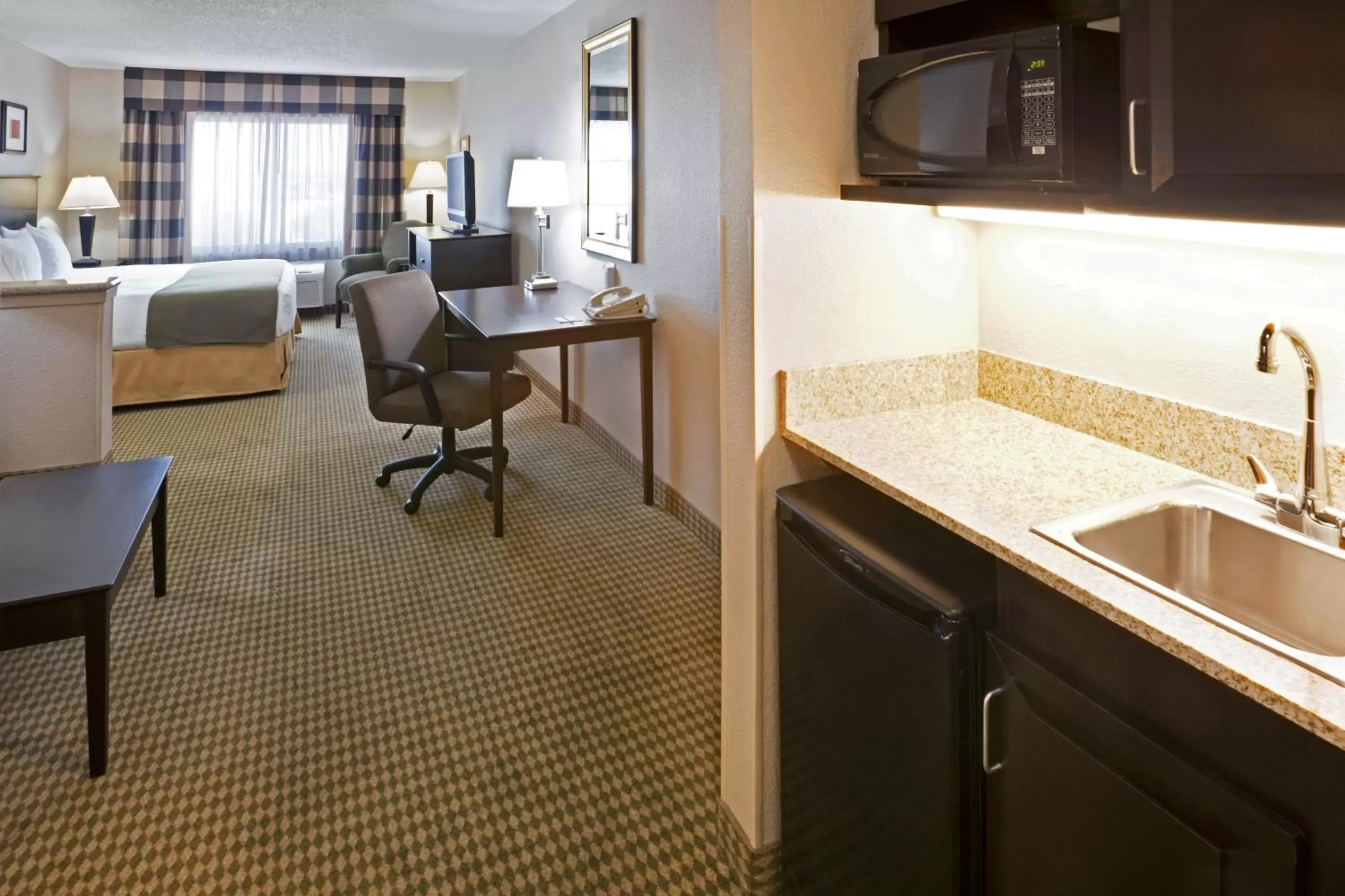 Photo of the whole room, Kitchen/Kitchenette in Holiday Inn Express Hotel and Suites Fort Worth/I-20