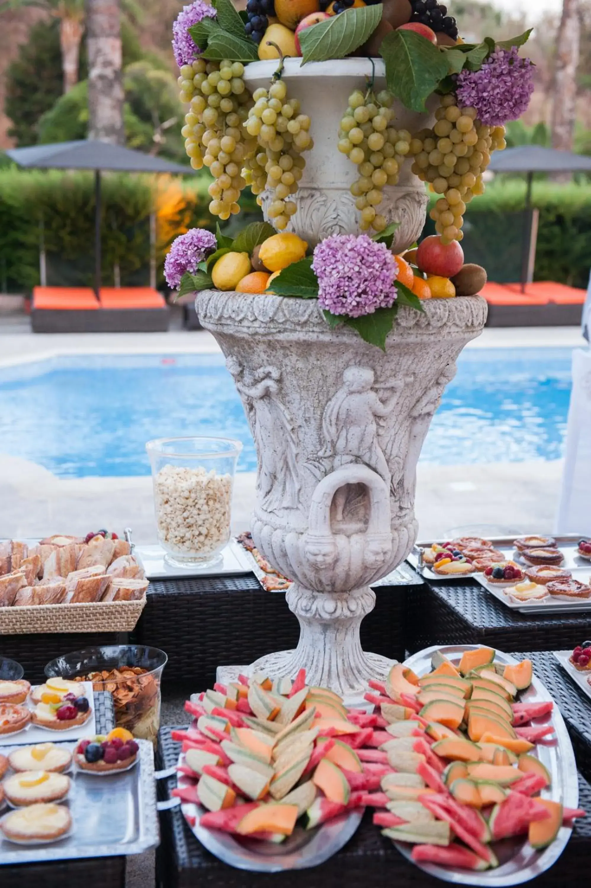 Meals, Swimming Pool in Hotel l'Orangeraie