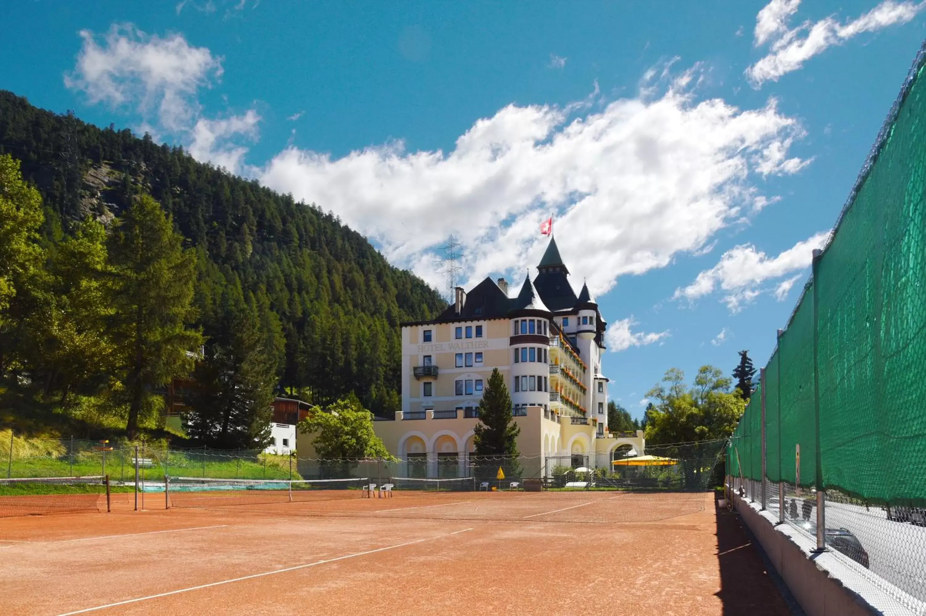 Tennis court, Property Building in Hotel Walther - Relais & Châteaux