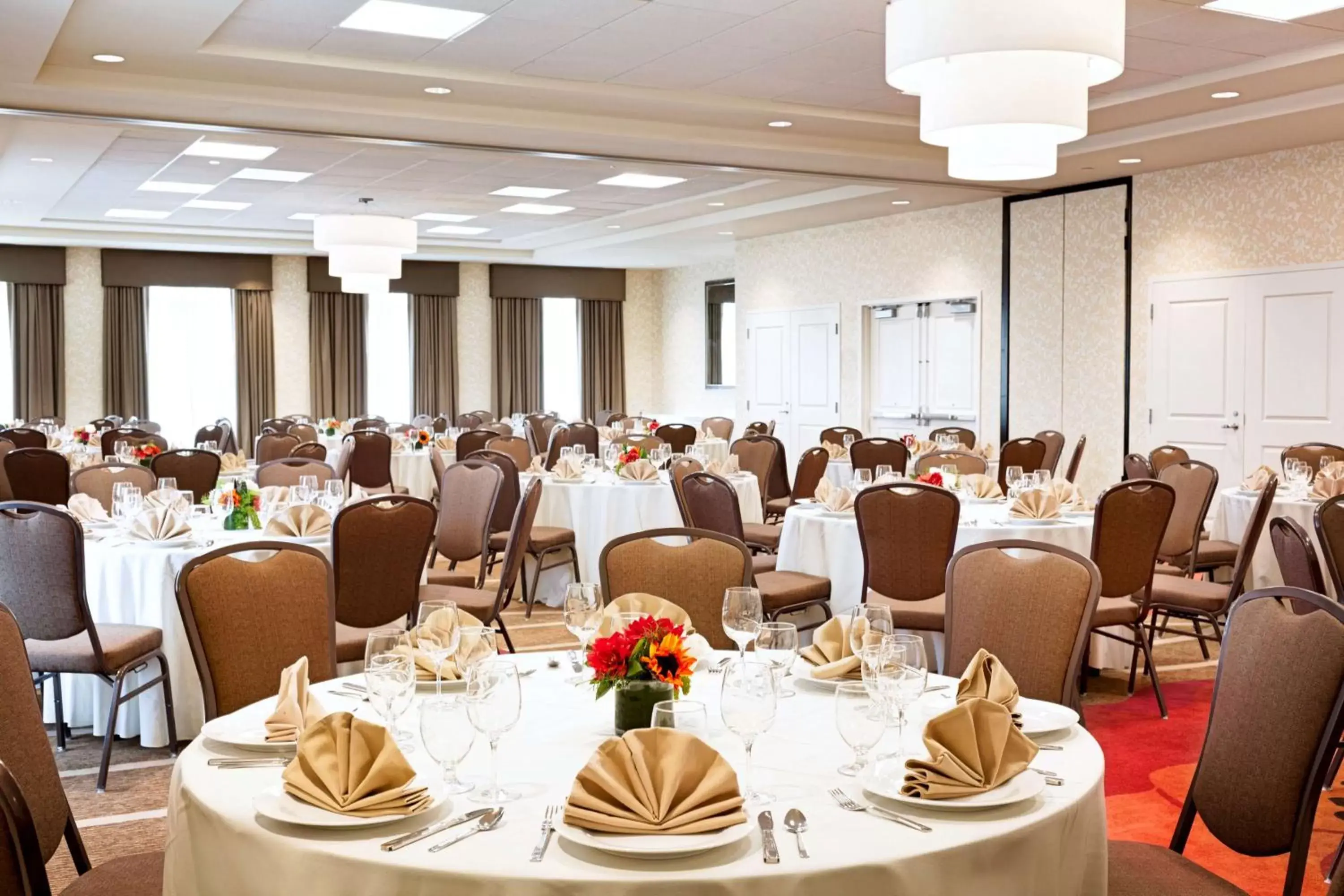 Meeting/conference room, Restaurant/Places to Eat in Hilton Garden Inn Boston Logan Airport
