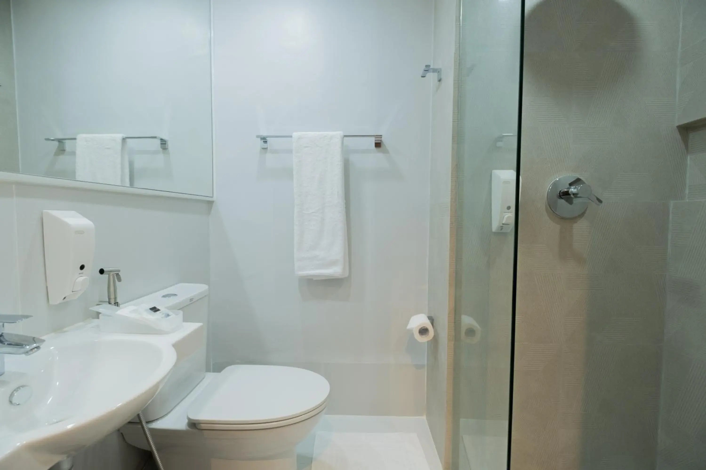 Shower, Bathroom in Avior Hotel