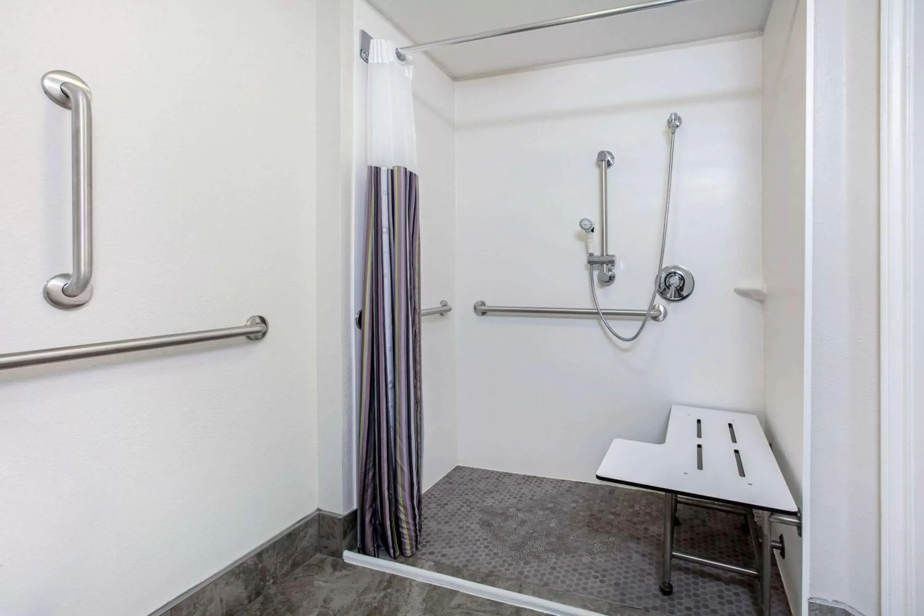 Shower, Bathroom in La Quinta by Wyndham Dallas DFW Airport North