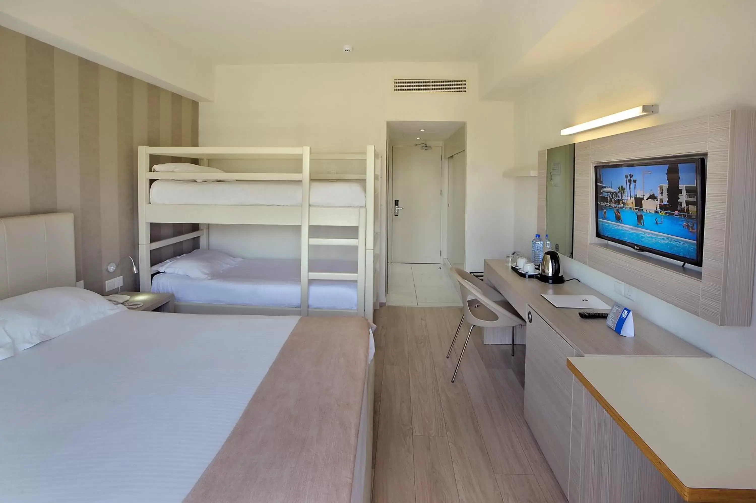 bunk bed, Bed in Nestor Hotel