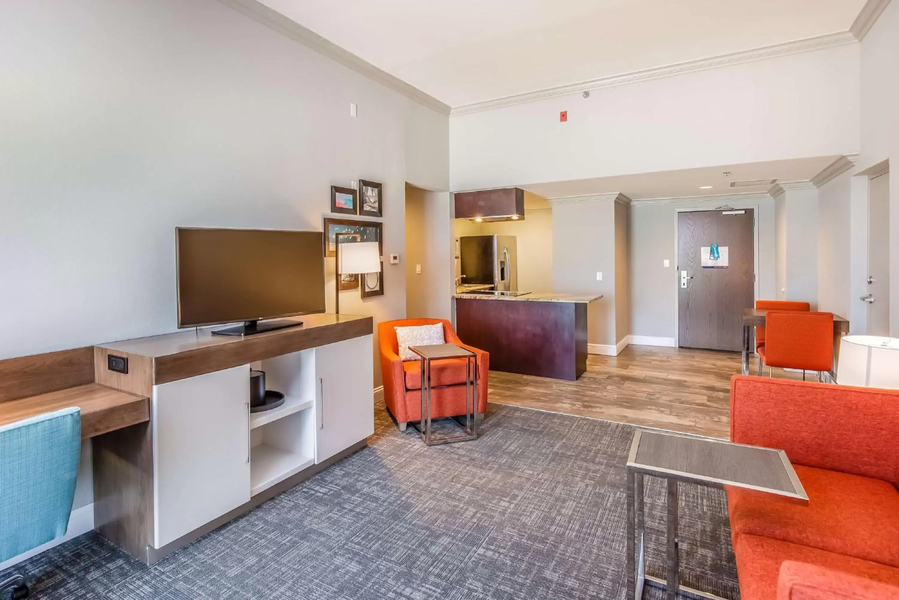 Living room, TV/Entertainment Center in Hampton Inn Pensacola Beach