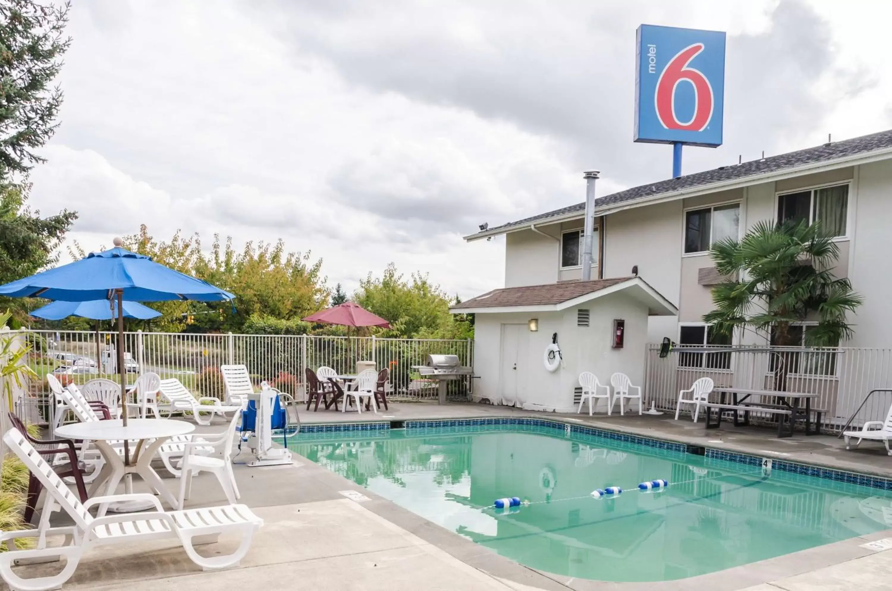 Pool view, Property Building in Motel 6-Seattle, WA - Sea-Tac Airport South