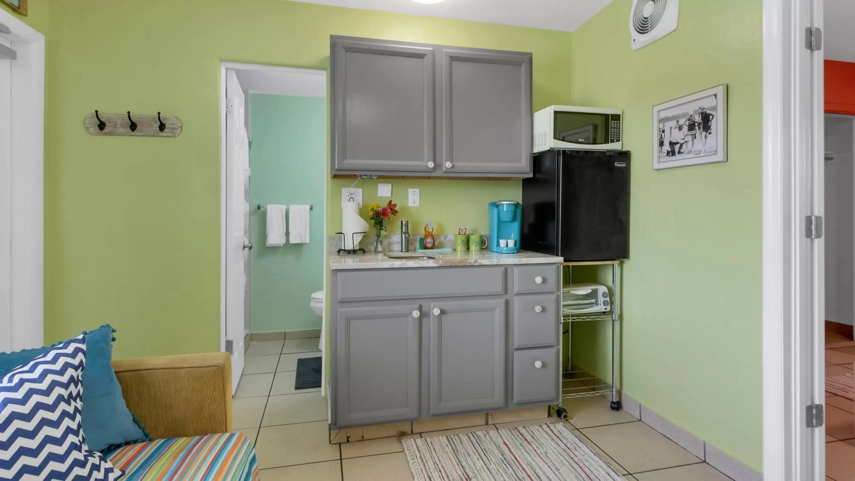 Kitchen or kitchenette, Kitchen/Kitchenette in The Beach House - Treasure Island