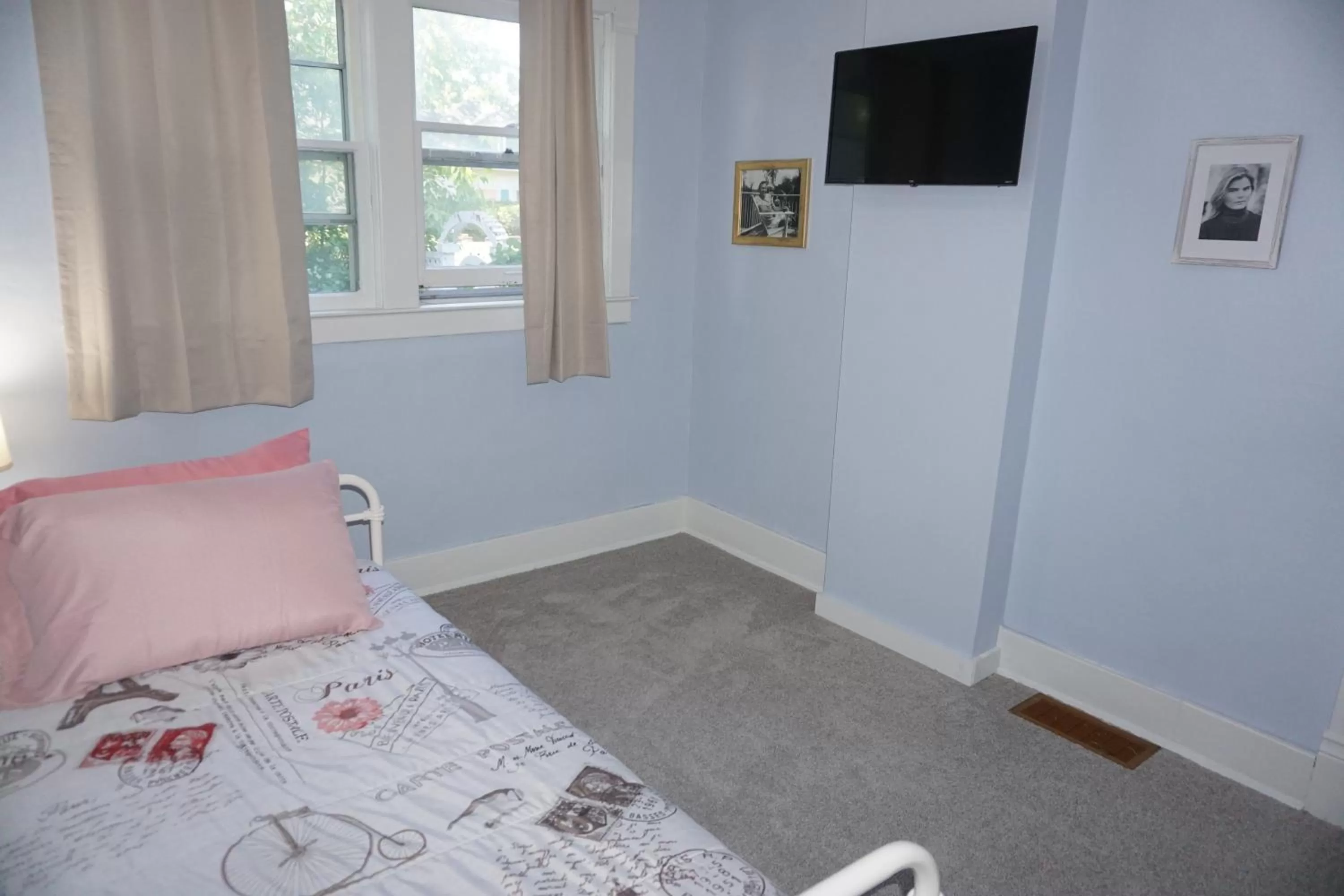 Bed in Charlevoix House - The Northside