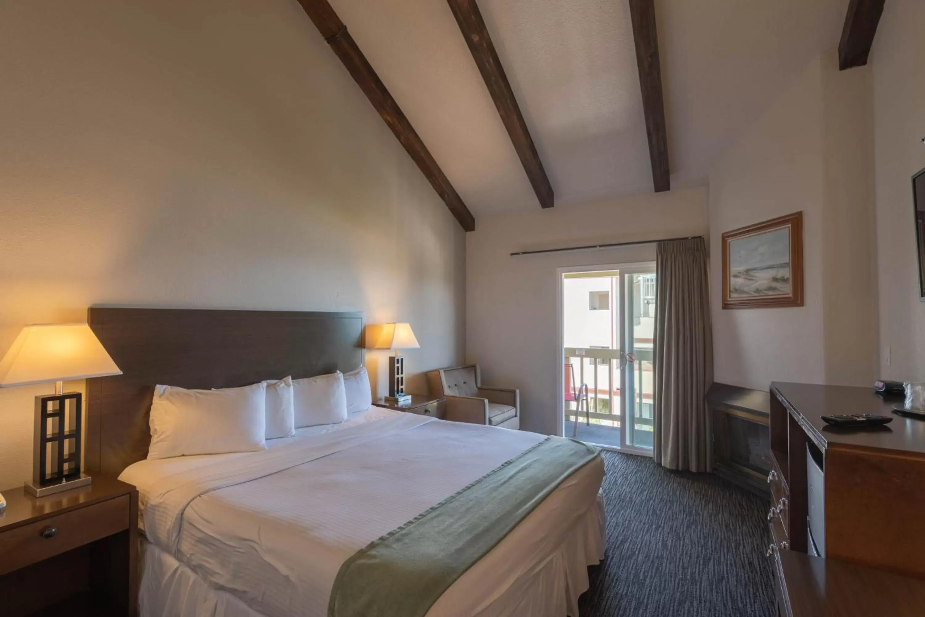 Photo of the whole room, Bed in Cannery Row Inn