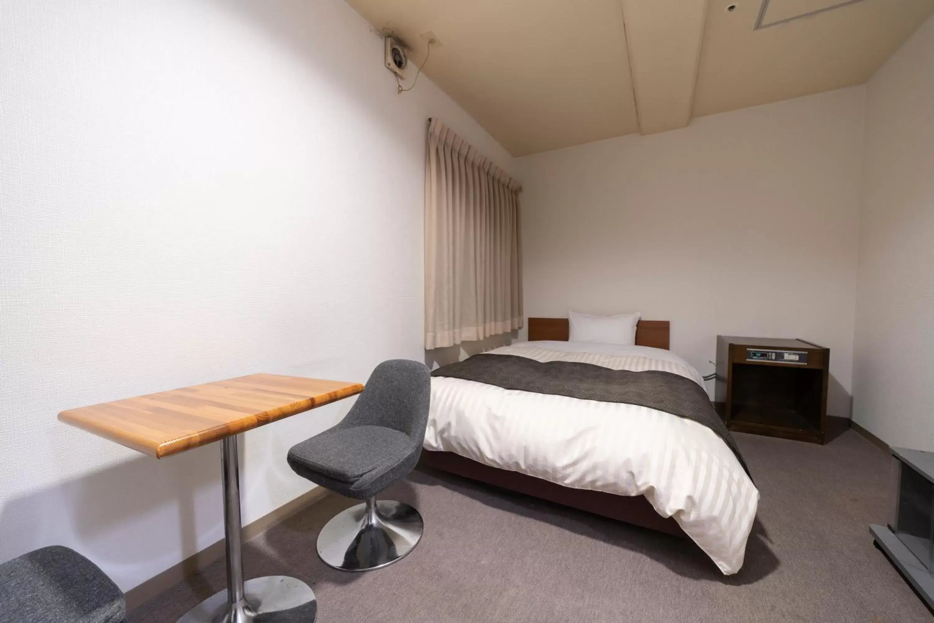 Photo of the whole room, Bed in HOTEL CITY INN WAKAYAMA Wakayama-Ekimae