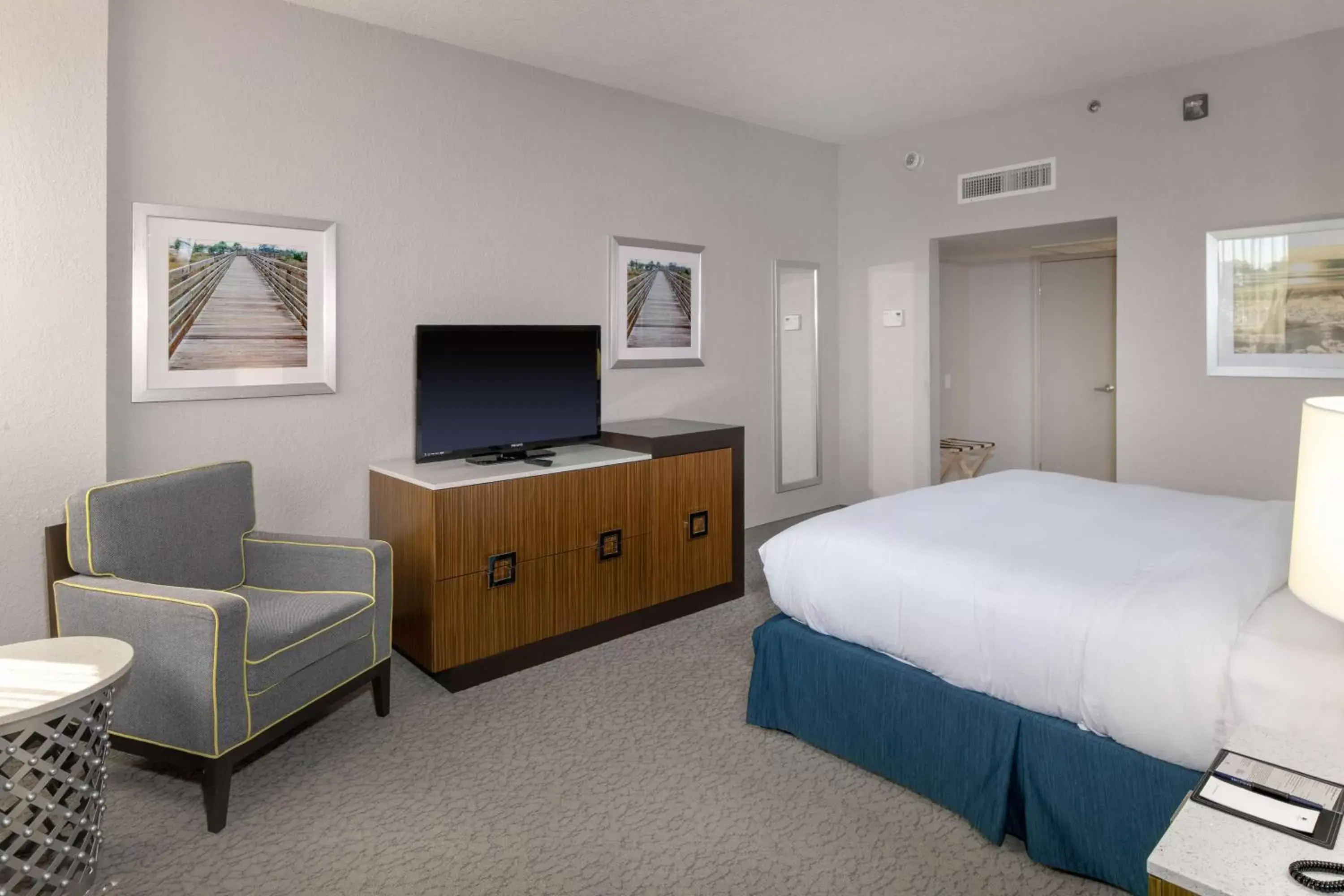 Bed, TV/Entertainment Center in DoubleTree by Hilton Hotel Jacksonville Airport