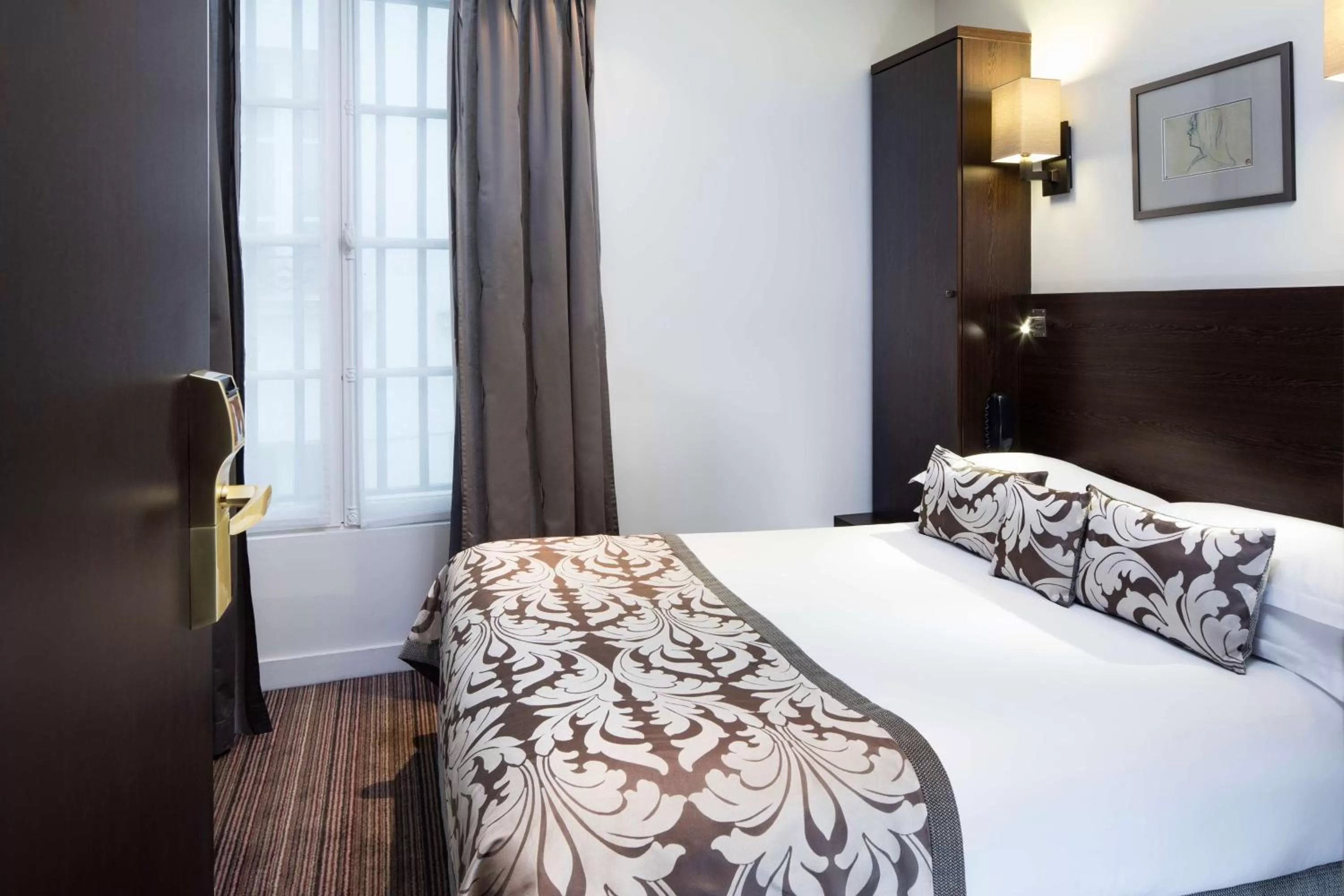 Photo of the whole room, Bed in Hôtel Paris Louvre Opéra