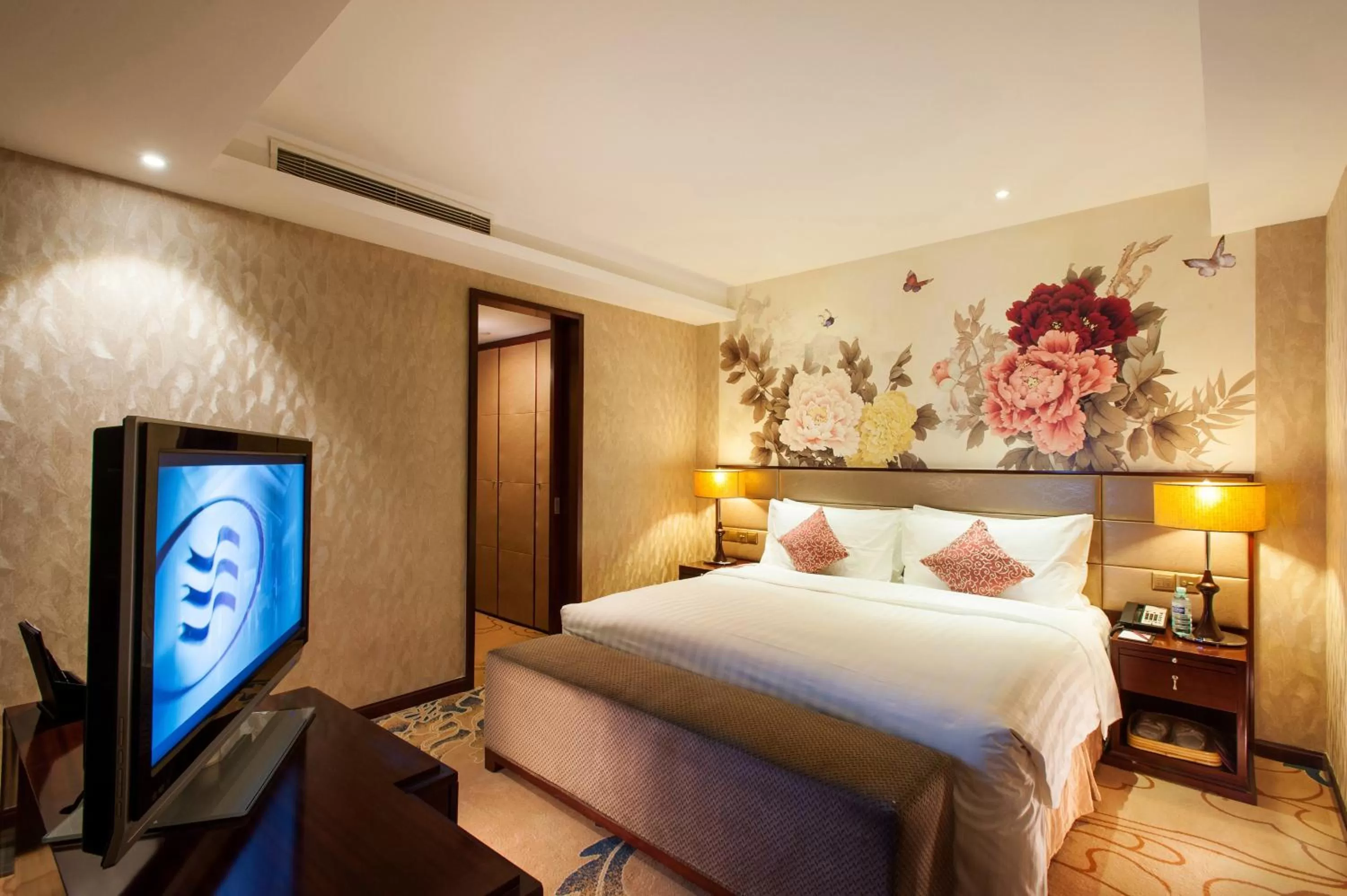 Photo of the whole room, Bed in Crowne Plaza Beijing Zhongguancun by IHG