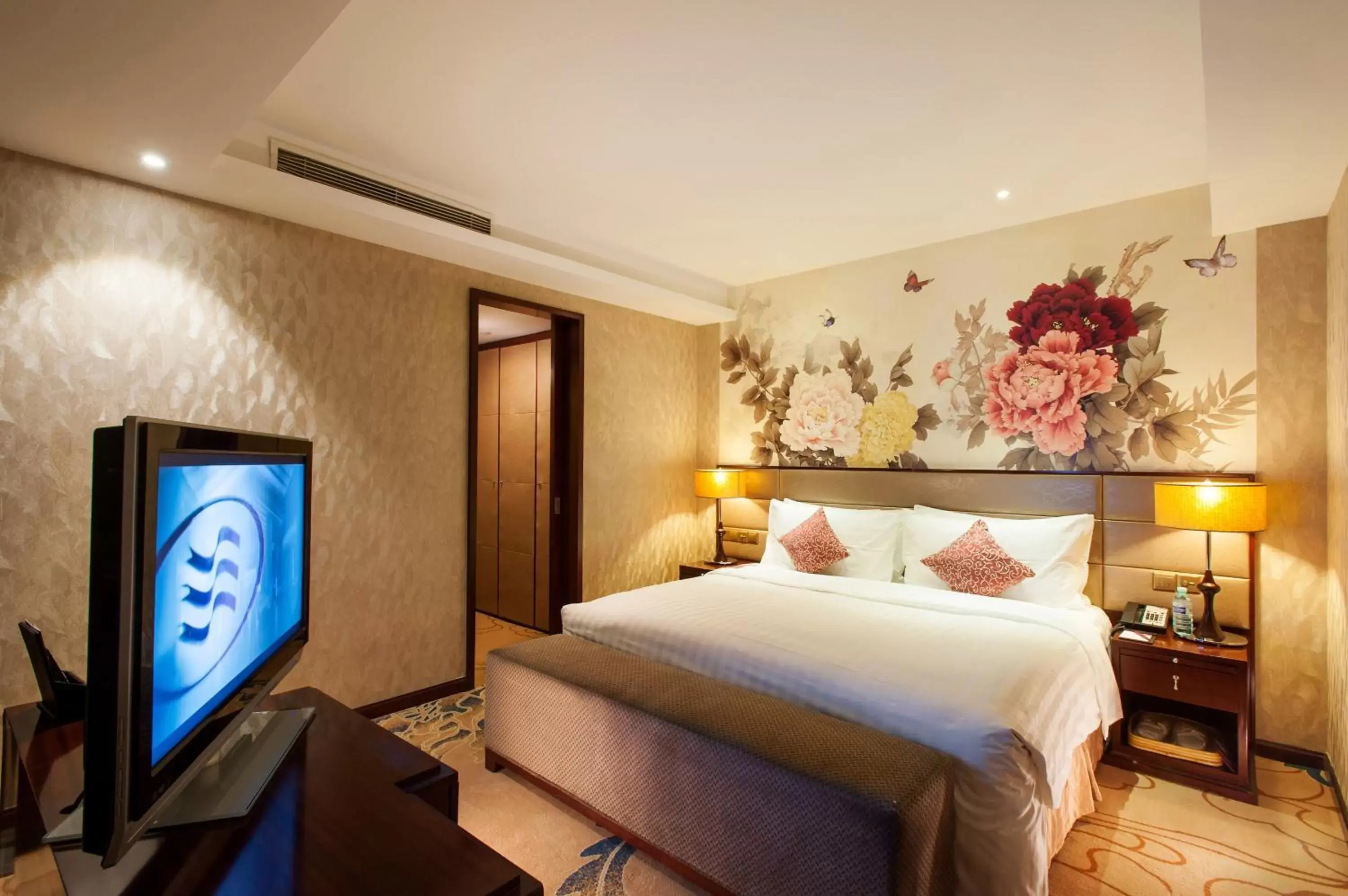 Photo of the whole room, Bed in Crowne Plaza Beijing Zhongguancun, an IHG Hotel