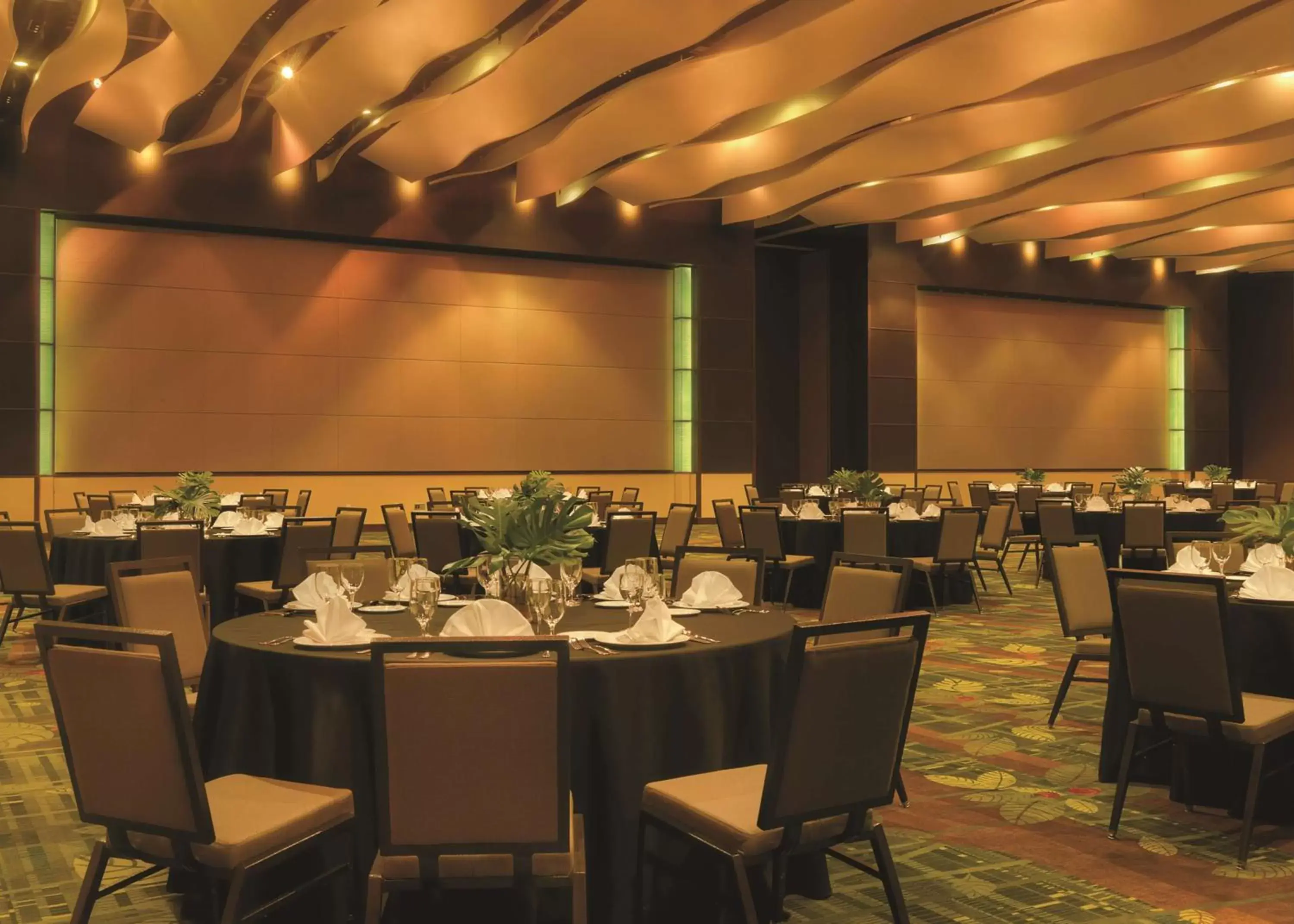 Meeting/conference room, Restaurant/Places to Eat in DoubleTree by Hilton Hotel Cedar Rapids Convention Complex