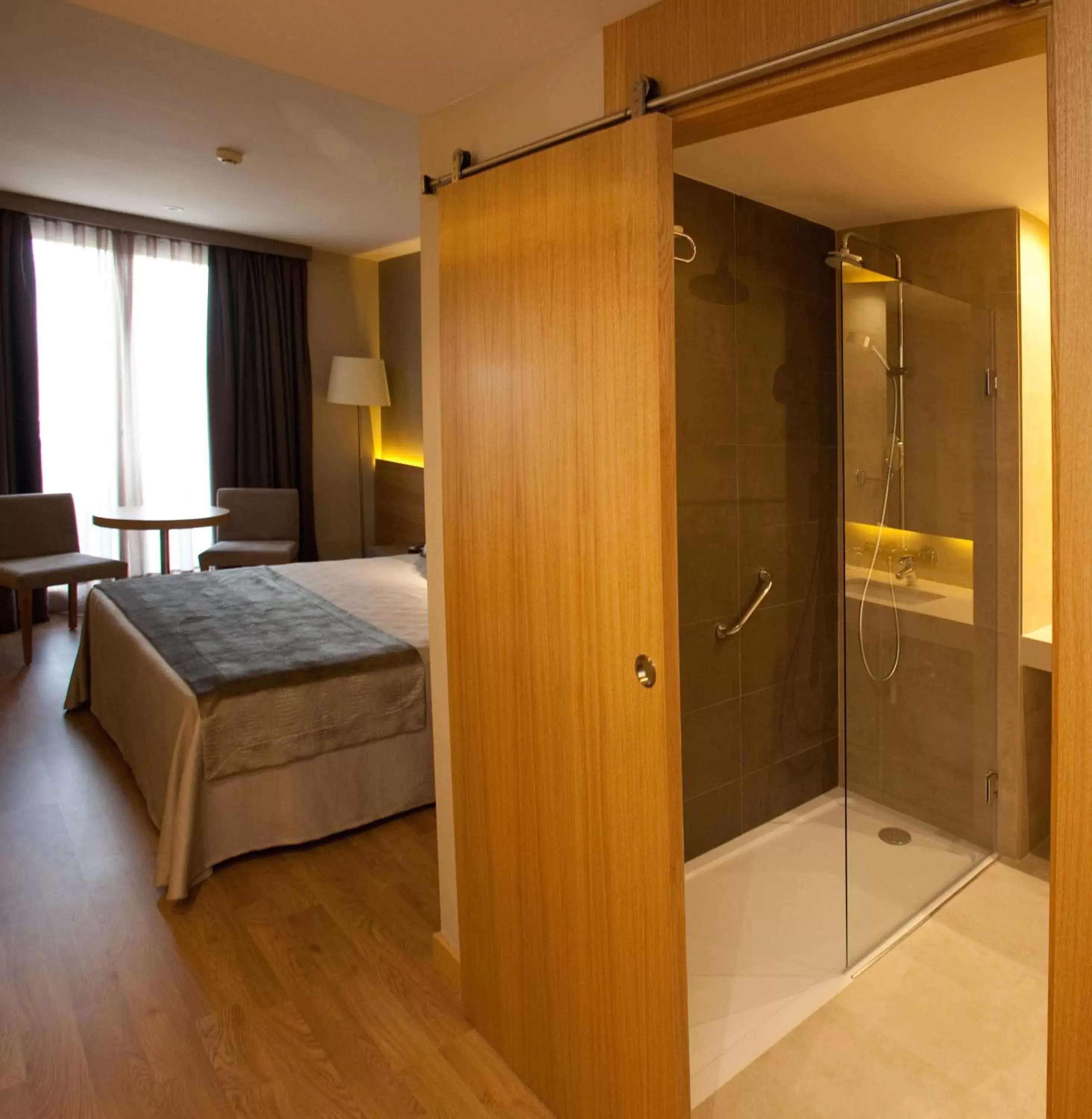 Bathroom, Bed in M.A. Hotel Sevilla Congresos