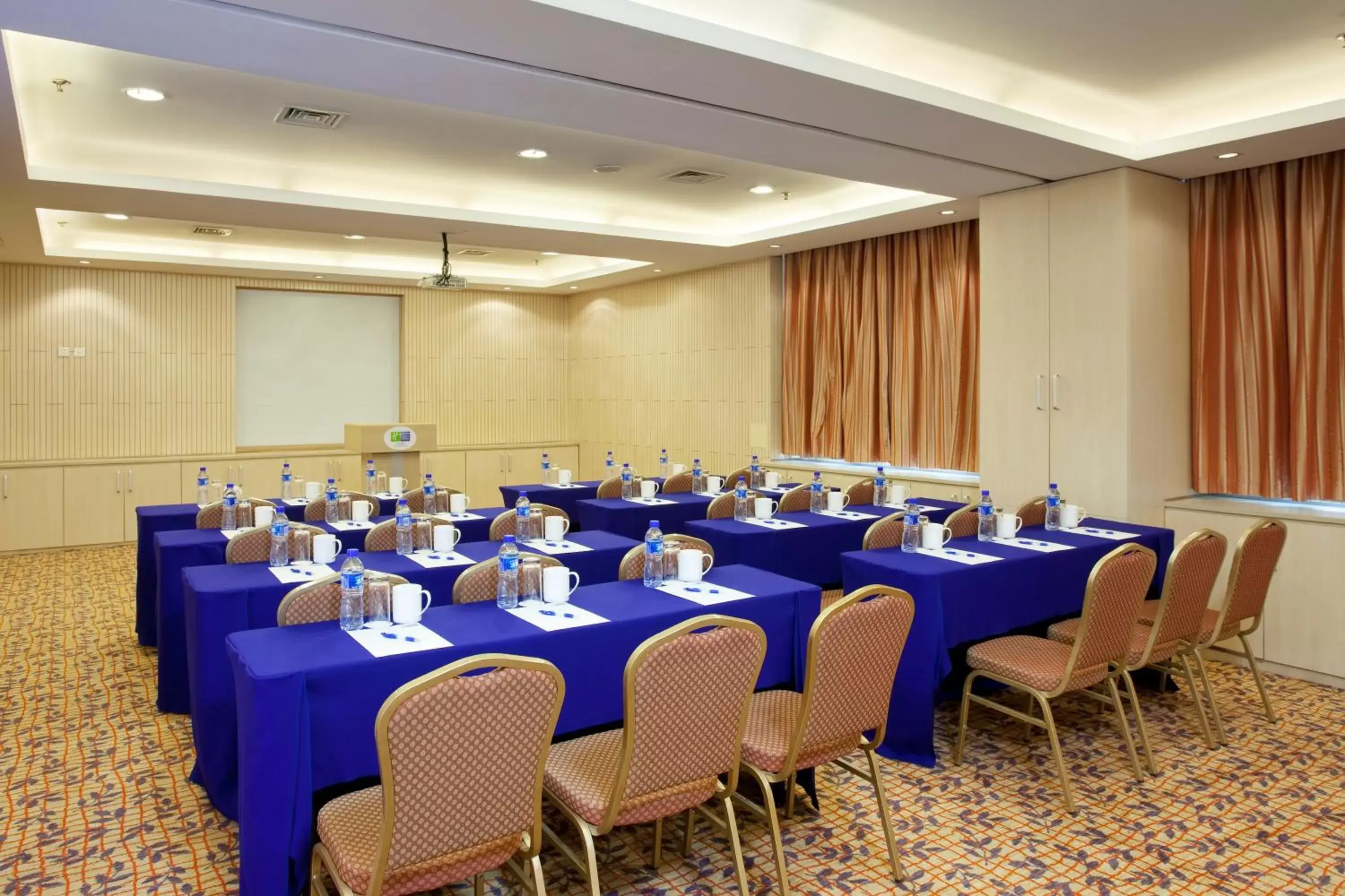 Meeting/conference room in Holiday Inn Express Tianjin Airport, an IHG Hotel