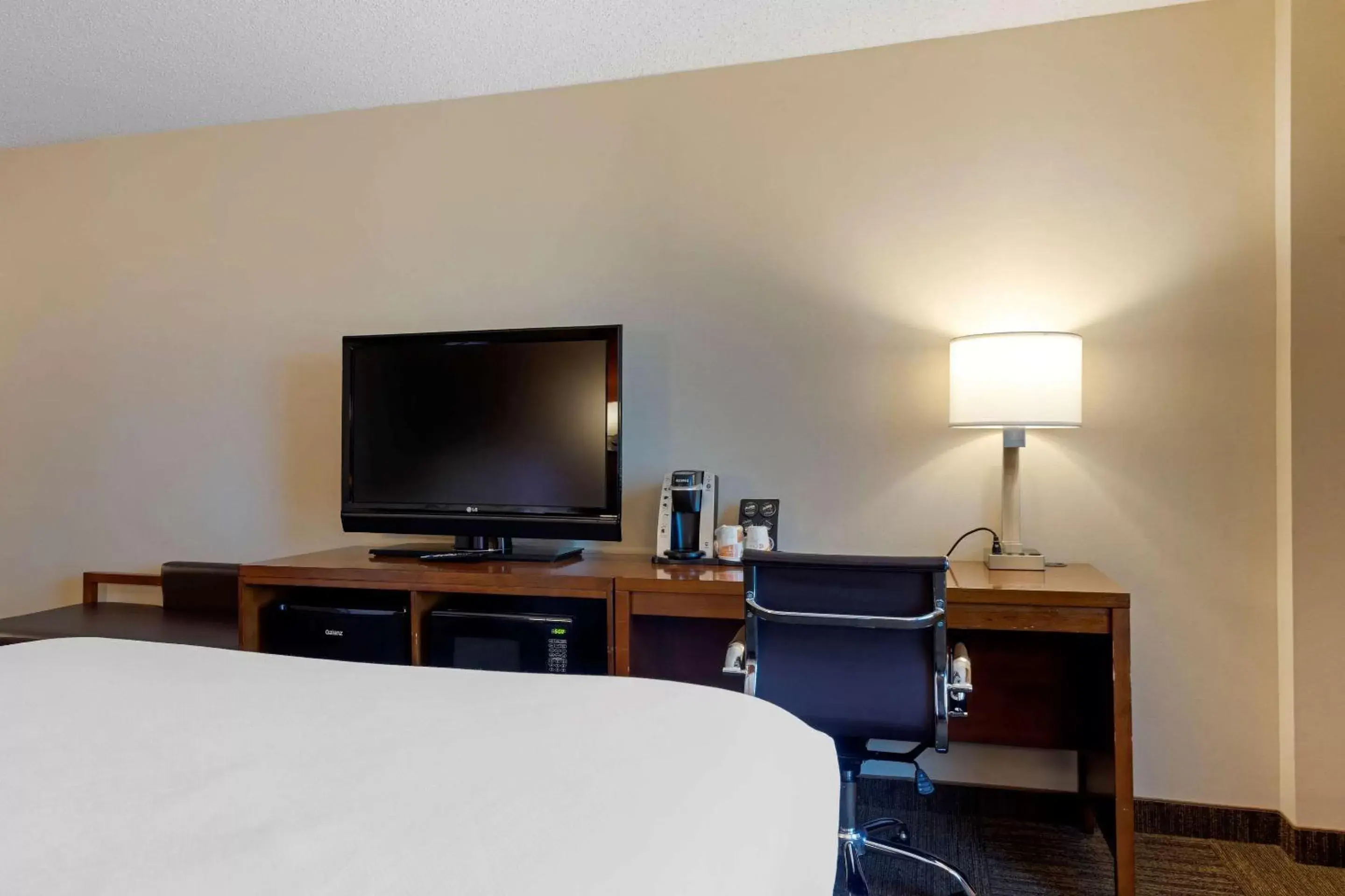 Photo of the whole room, TV/Entertainment Center in Comfort Inn & Suites Presidential