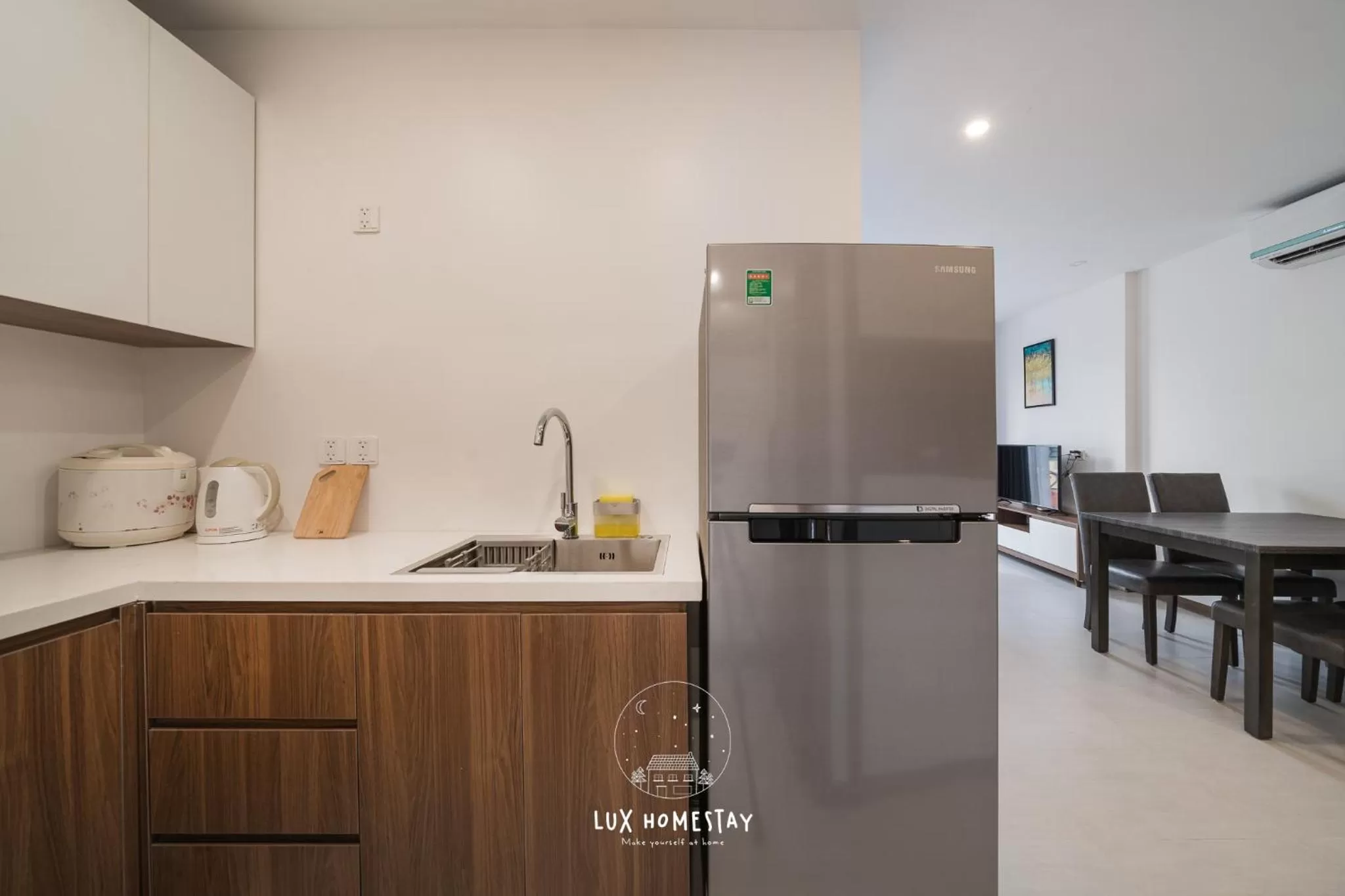 Kitchen or kitchenette in Lux Westlake Studio