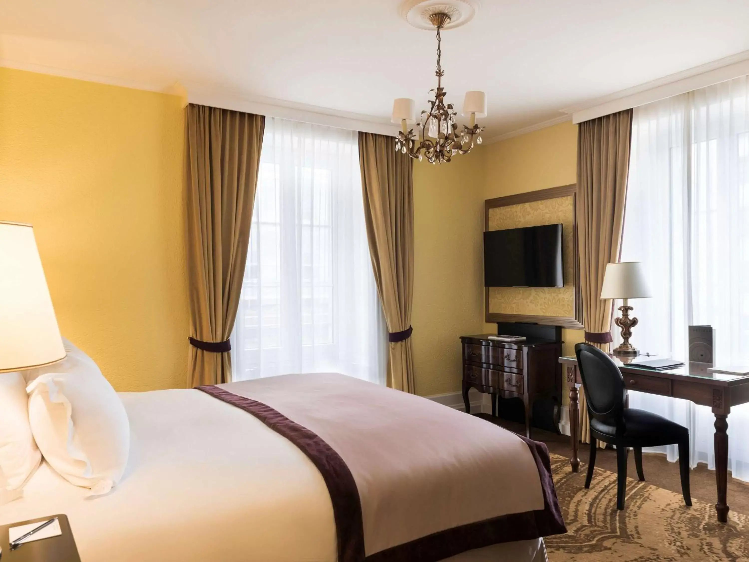 Photo of the whole room, Bed in Hotel Rotary Geneva - MGallery