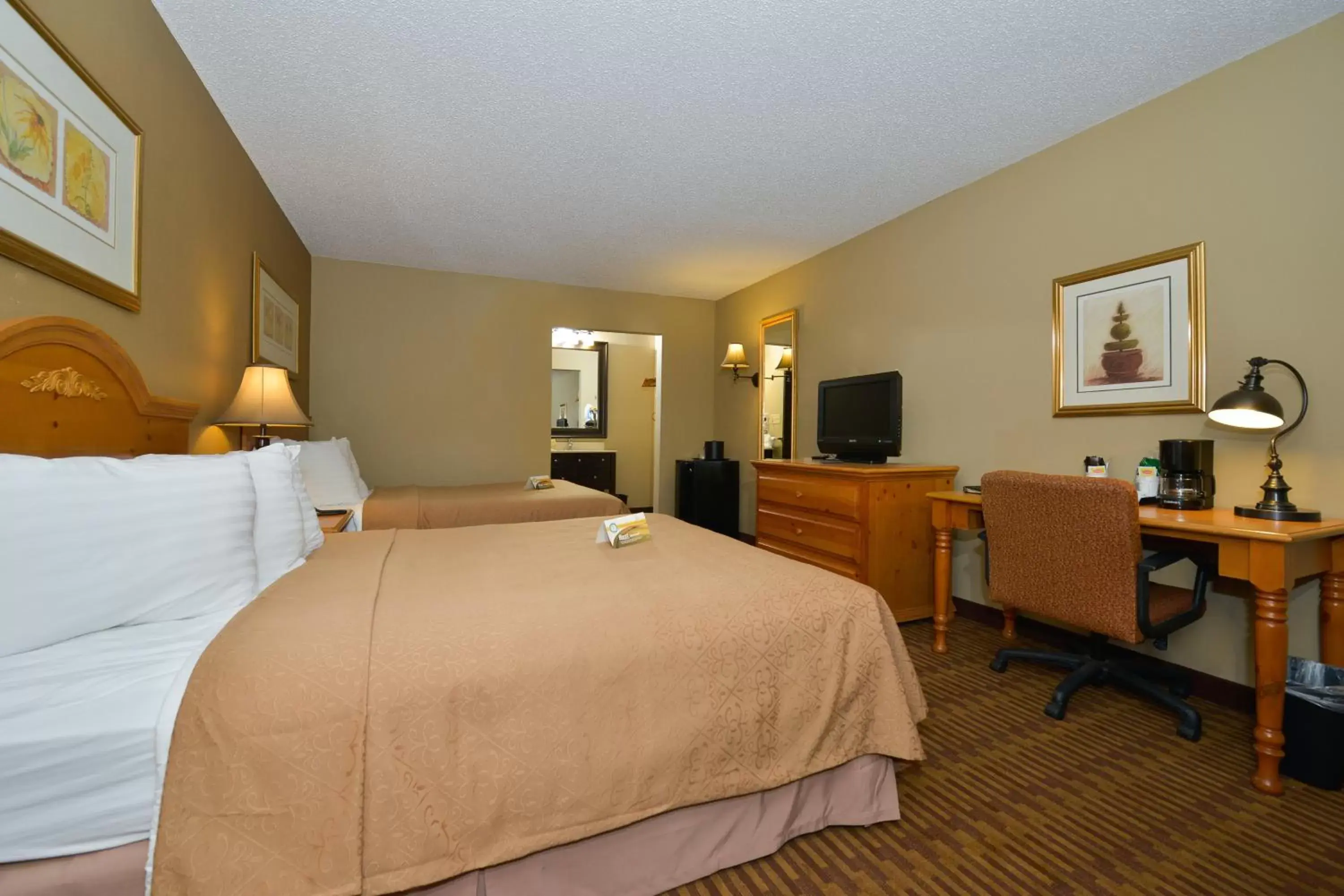 Queen Room with Two Queen Beds - Non-Smoking in Quality Inn South Springfield