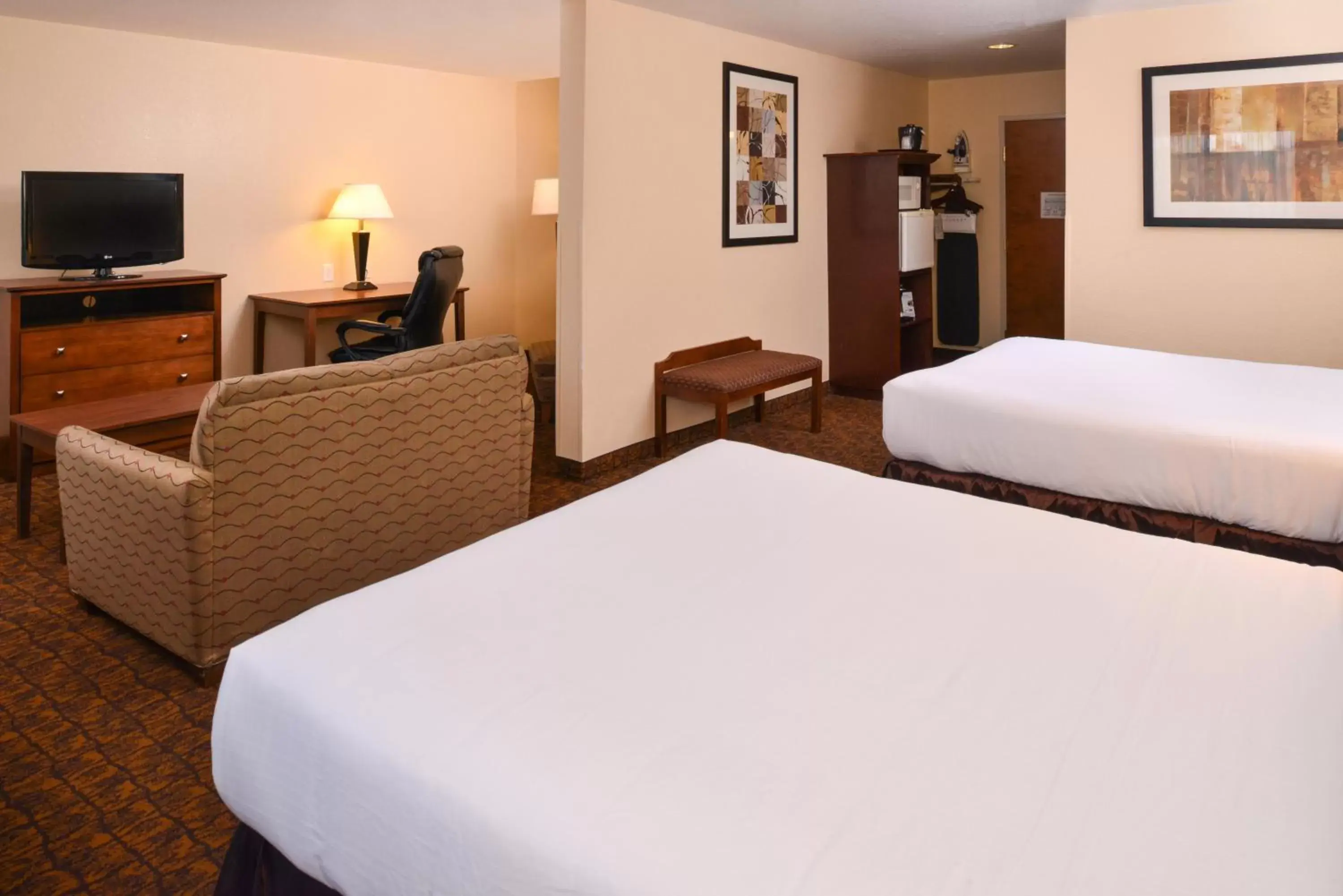 Photo of the whole room, Bed in Holiday Inn Express Morgantown, an IHG Hotel