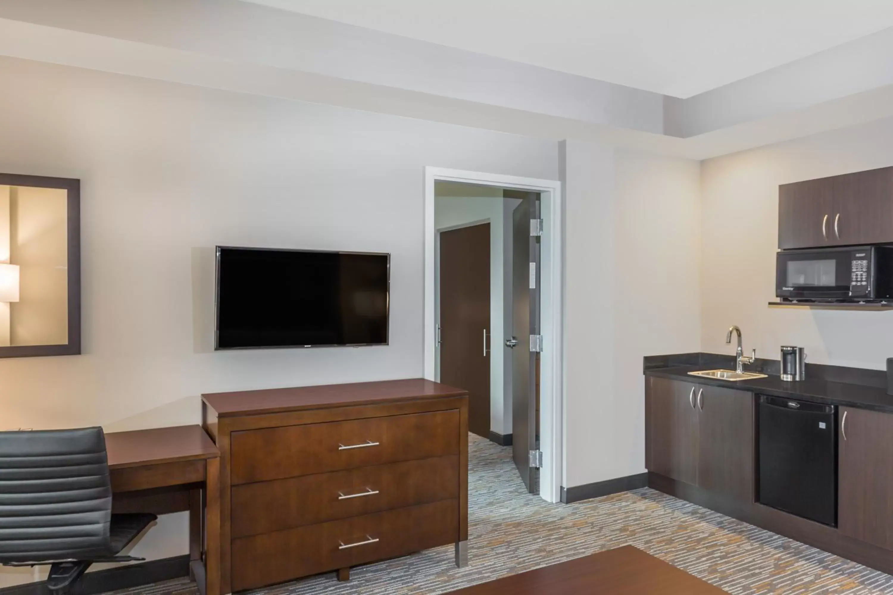 TV and multimedia, TV/Entertainment Center in Wingate by Wyndham Miami Airport