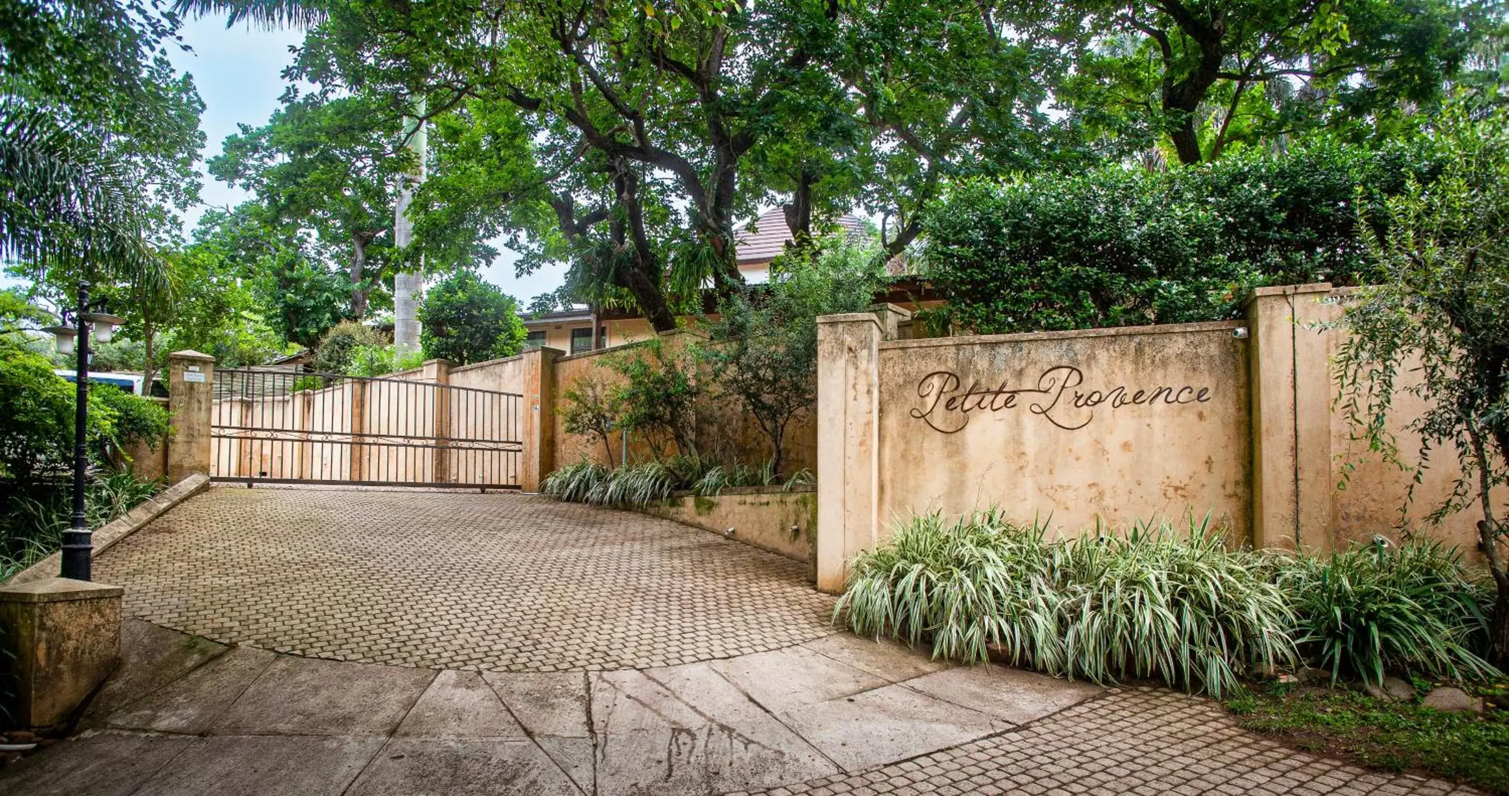 Parking in Petite Provence B&B