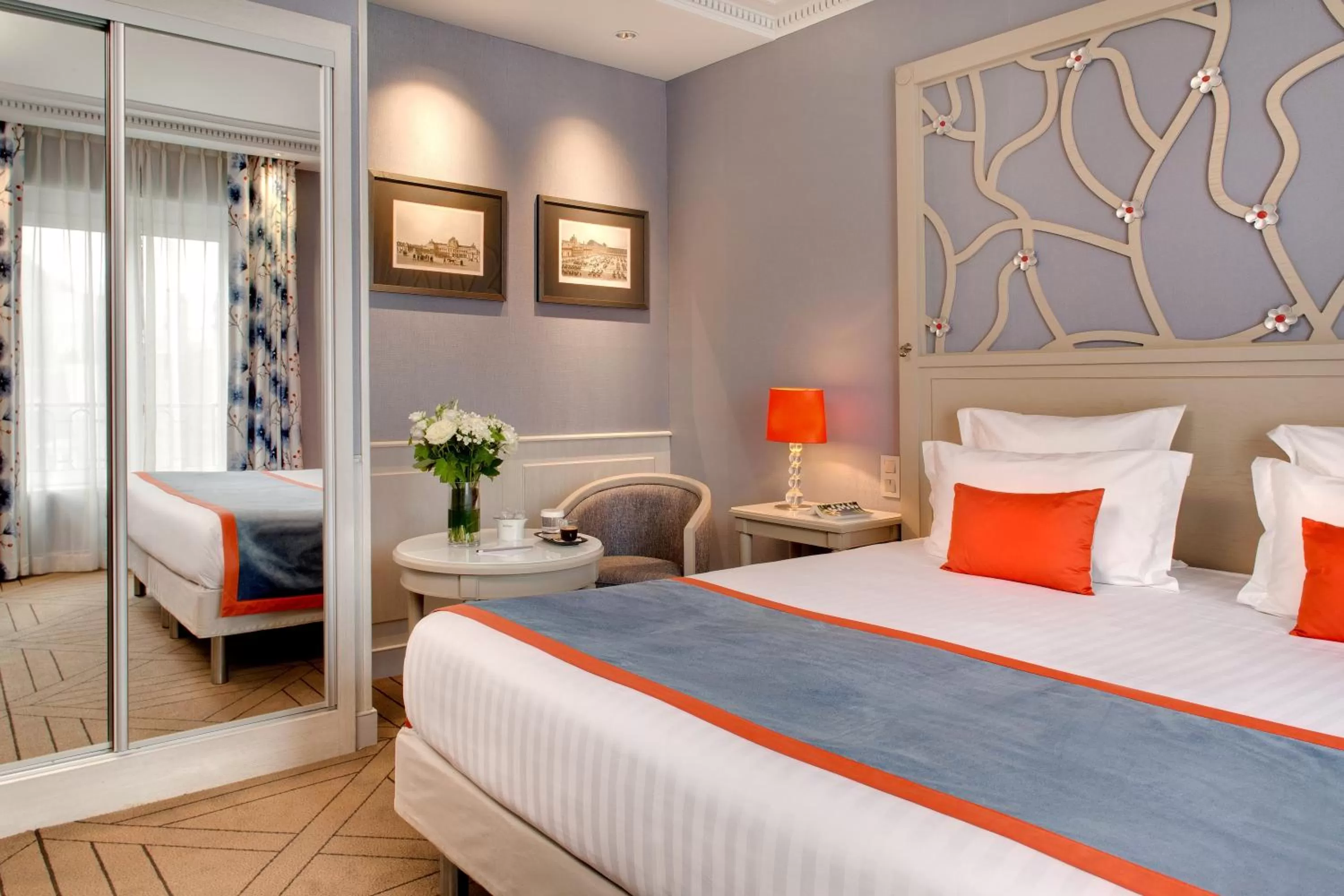 Photo of the whole room, Bed in Rochester Champs Elysees