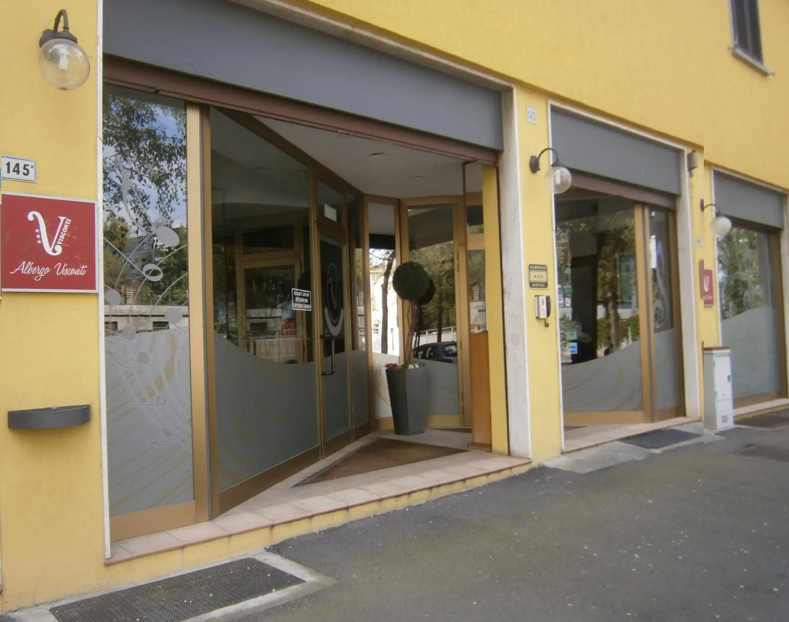 Facade/entrance in Albergo Visconti