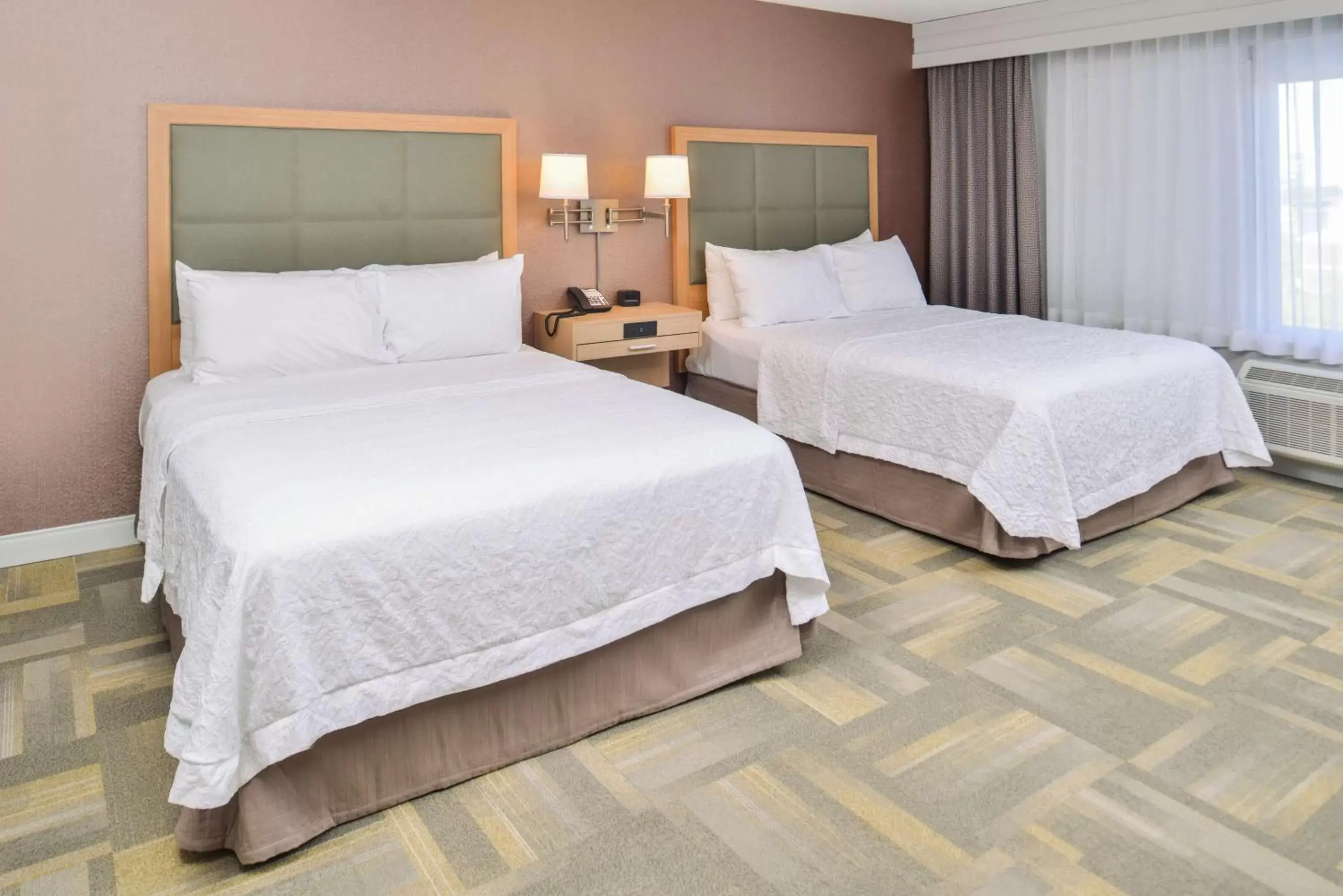 Bed in Hampton Inn and Suites Altoona-Des Moines by Hilton
