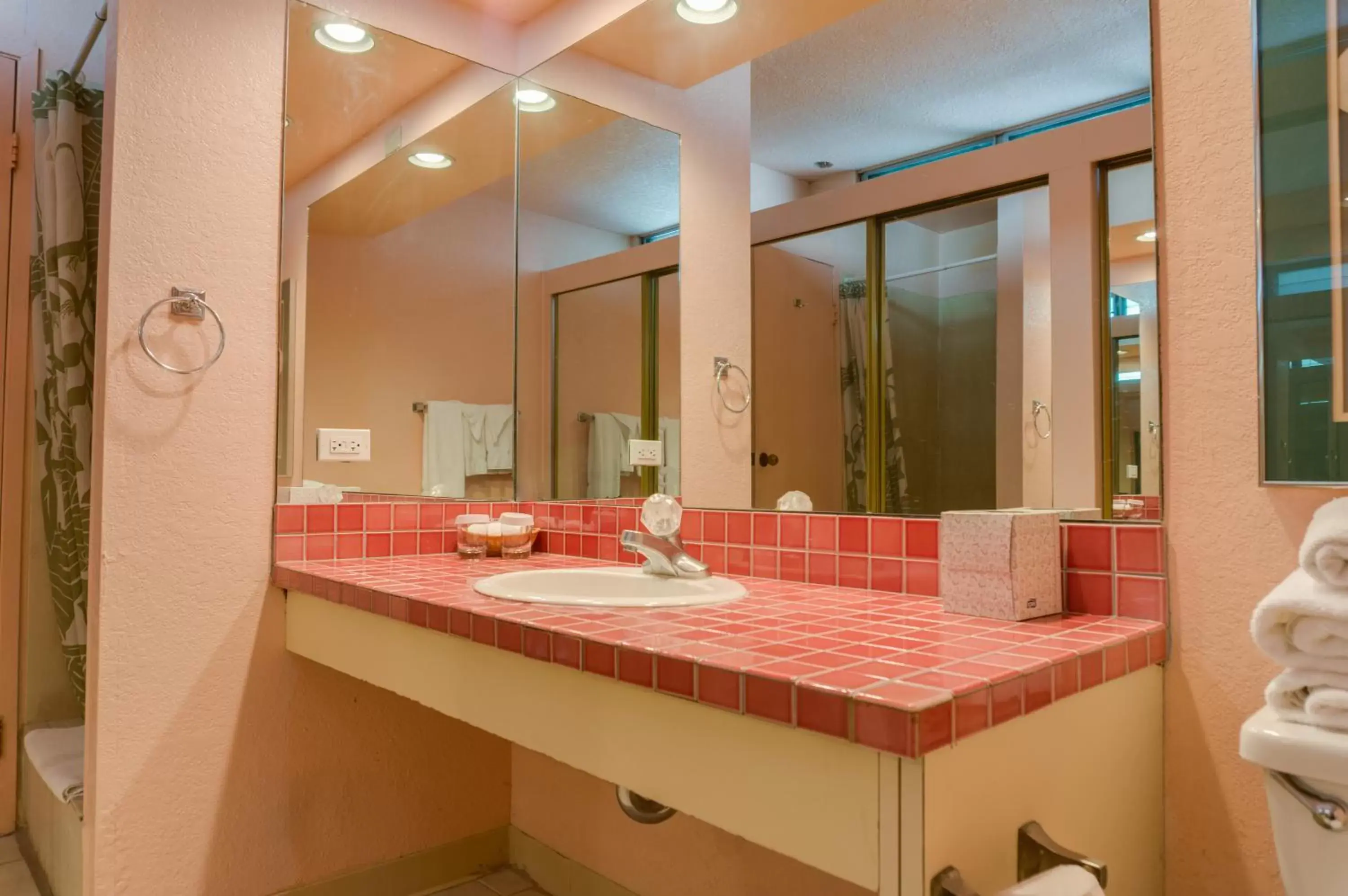 Bathroom in Kuhio Banyan Hotel (with Kitchenettes)