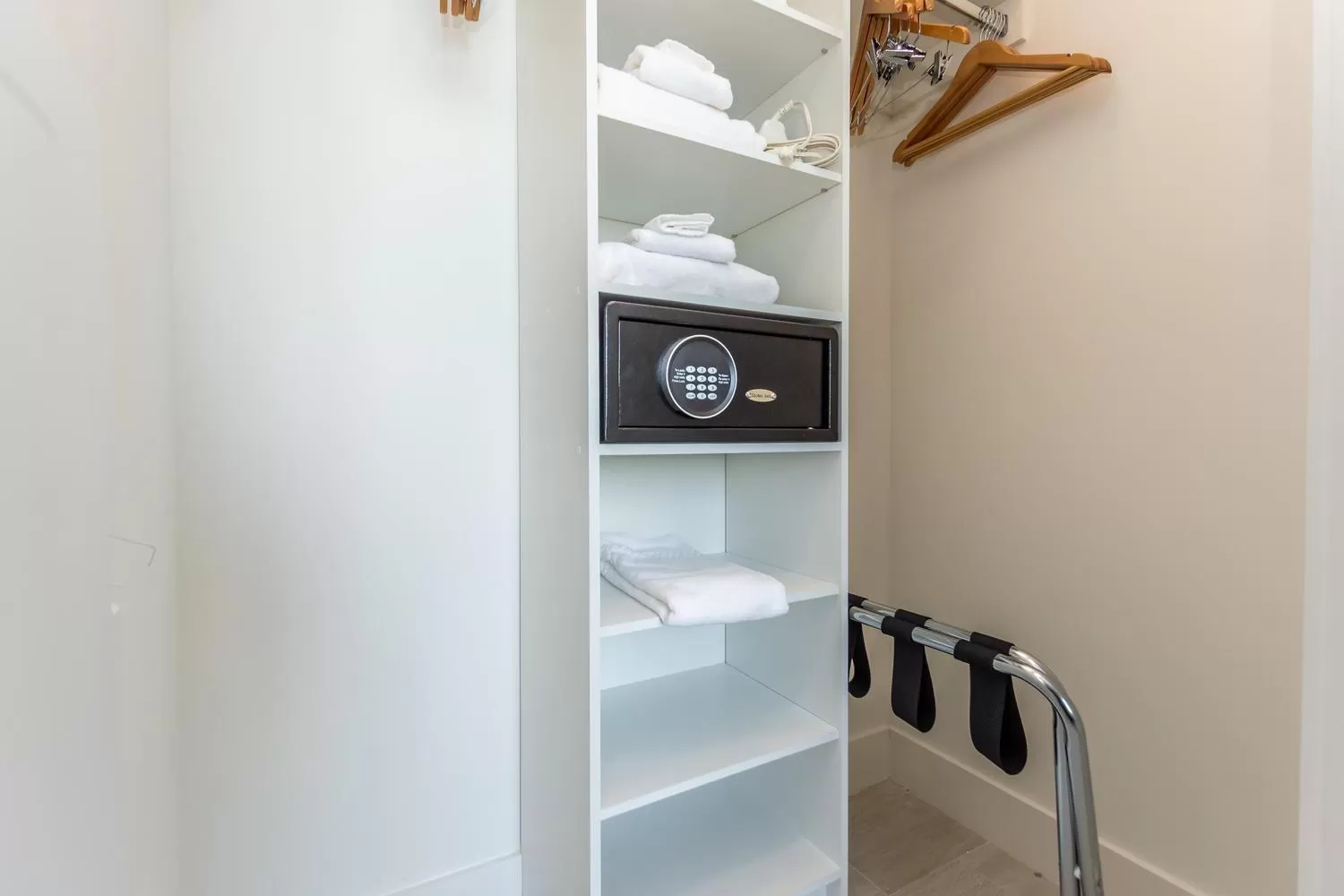 One-Bedroom Apartment with Intracoastal Waterway and City View in Amazing Apartments At H Beach House