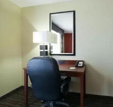 Seating area, TV/Entertainment Center in Holiday Inn Austin North, an IHG Hotel