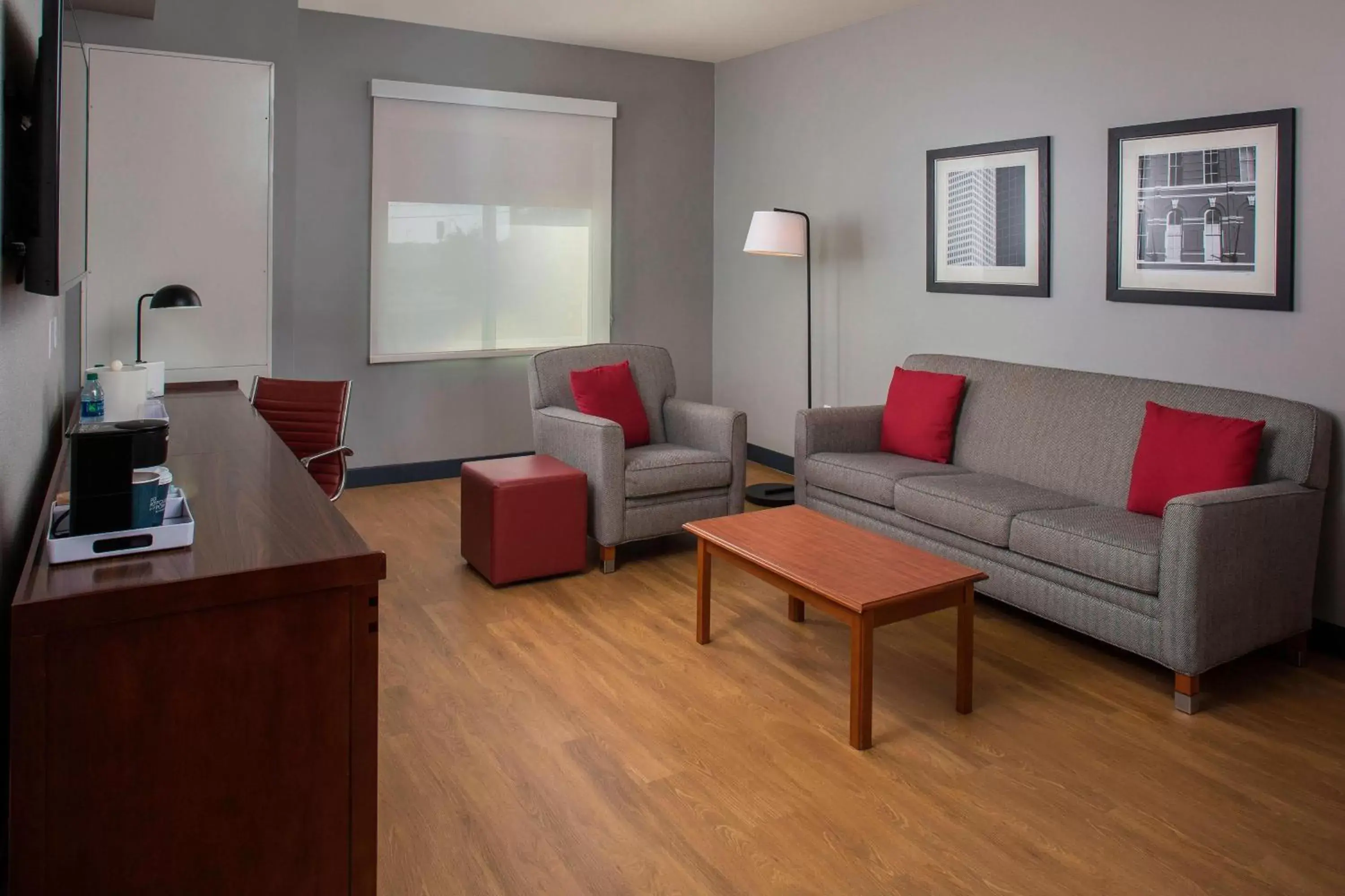 Living room, Seating Area in Four Points by Sheraton Houston Hobby Airport