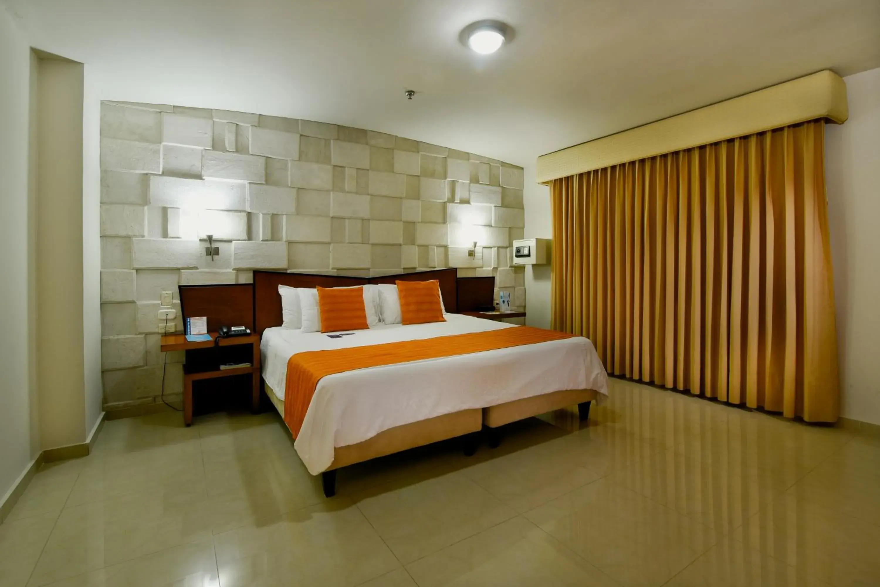 Bedroom, Bed in Howard Johnson Hotel Versalles Barranquilla