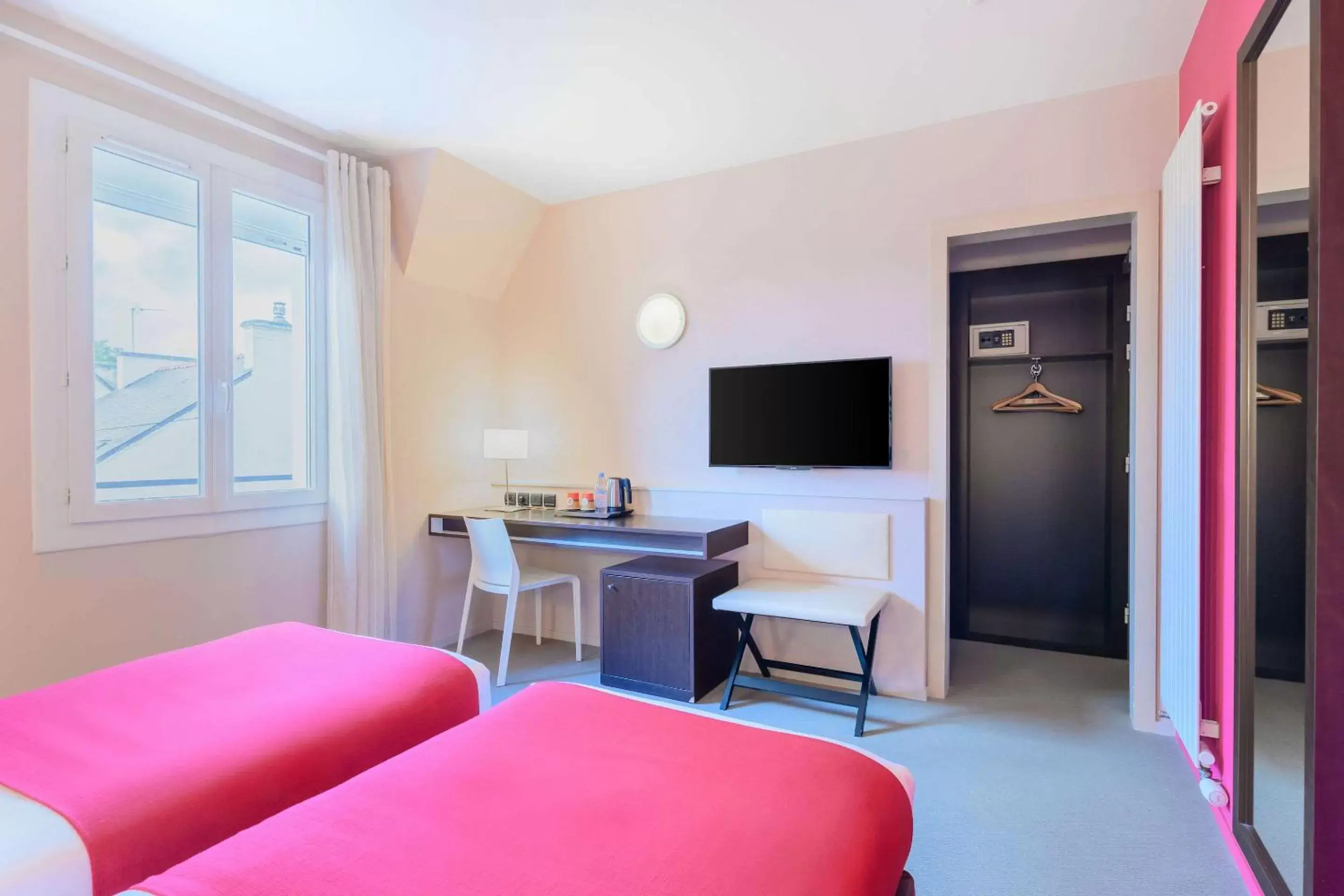 Photo of the whole room, TV/Entertainment Center in Quality Hotel La Marebaudière Vannes Centre