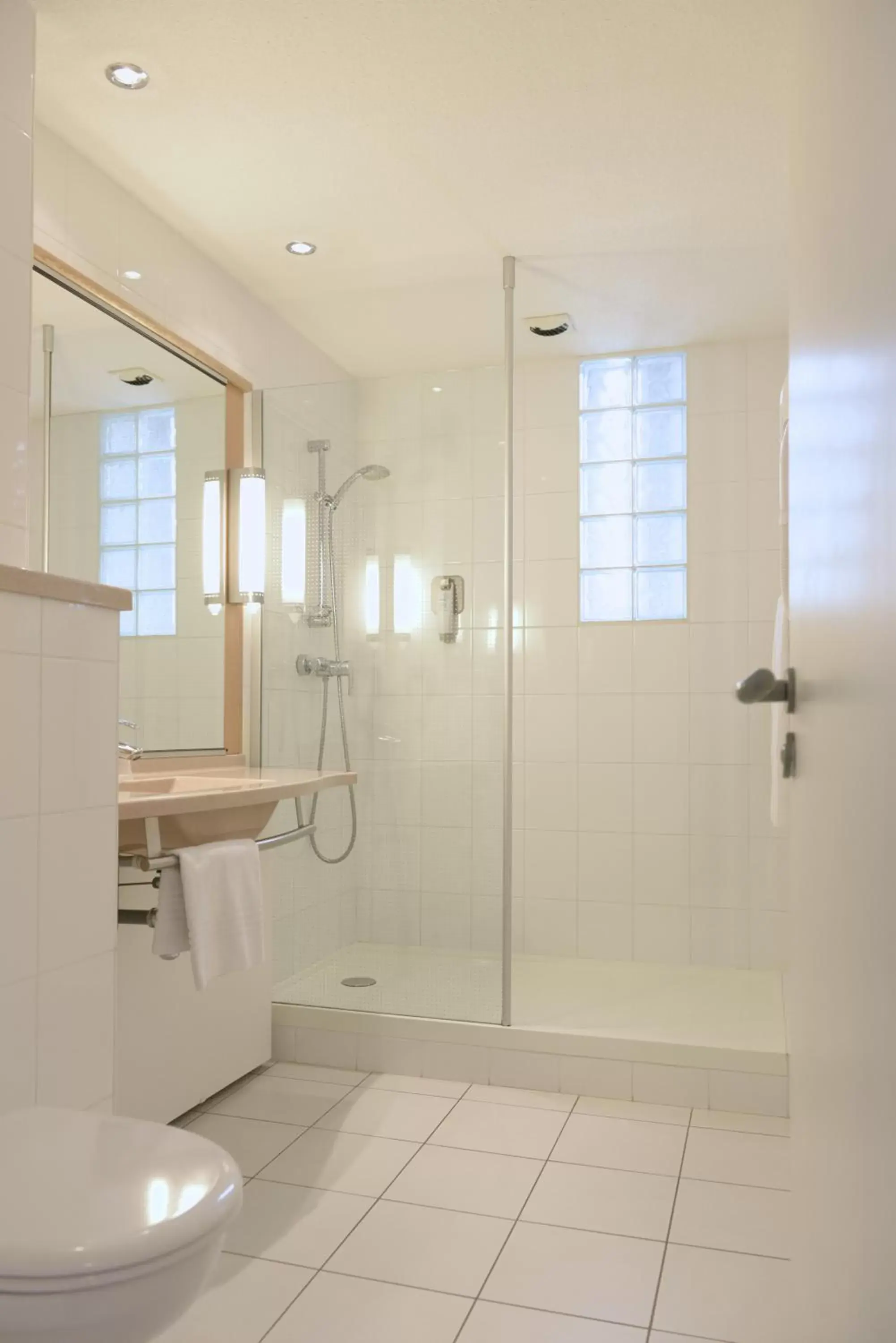 Shower, Bathroom in ibis Lyon Centre Perrache
