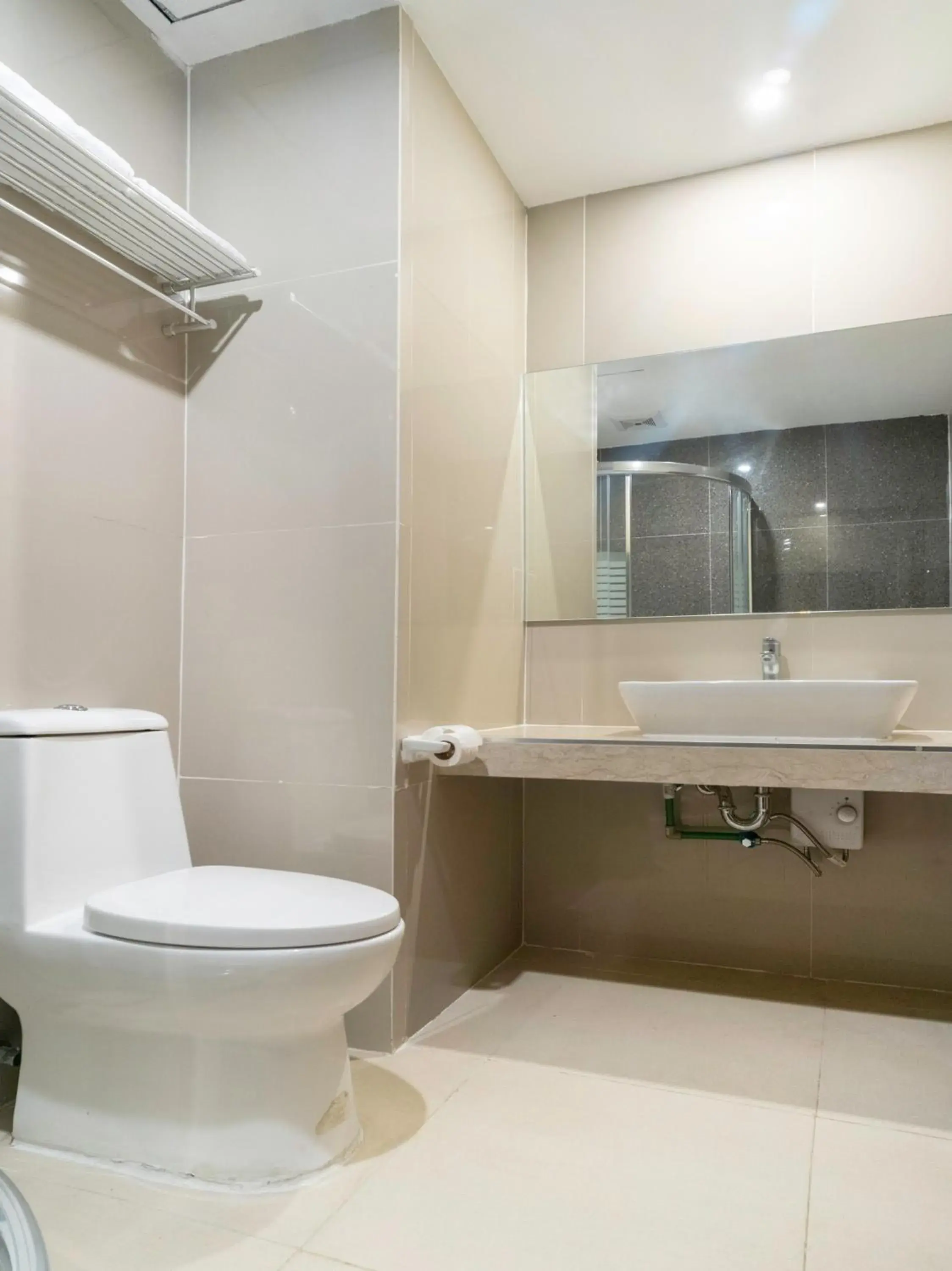 Bathroom in Capital O 460 World Palace Hotel