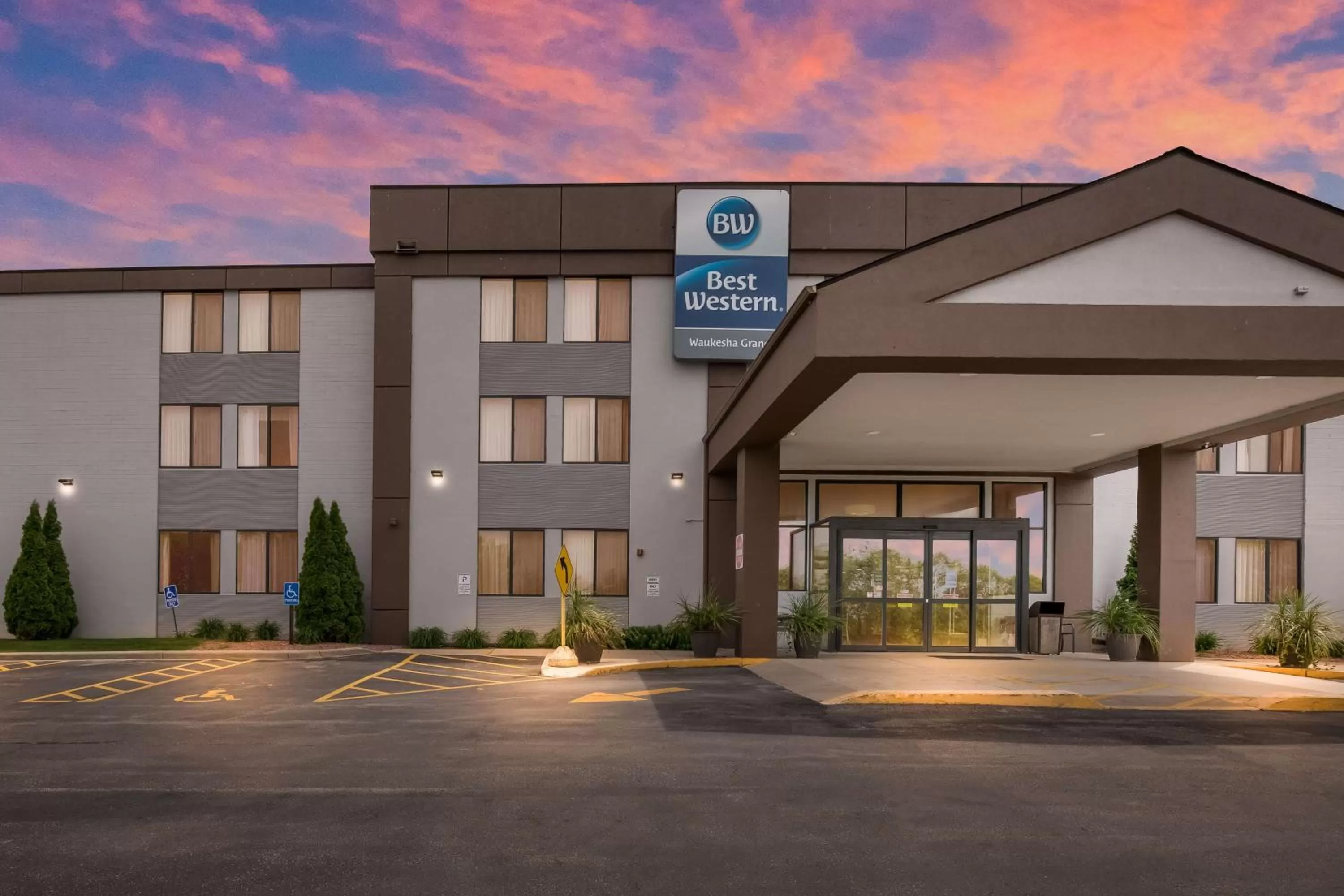 Property building in Best Western Waukesha Grand