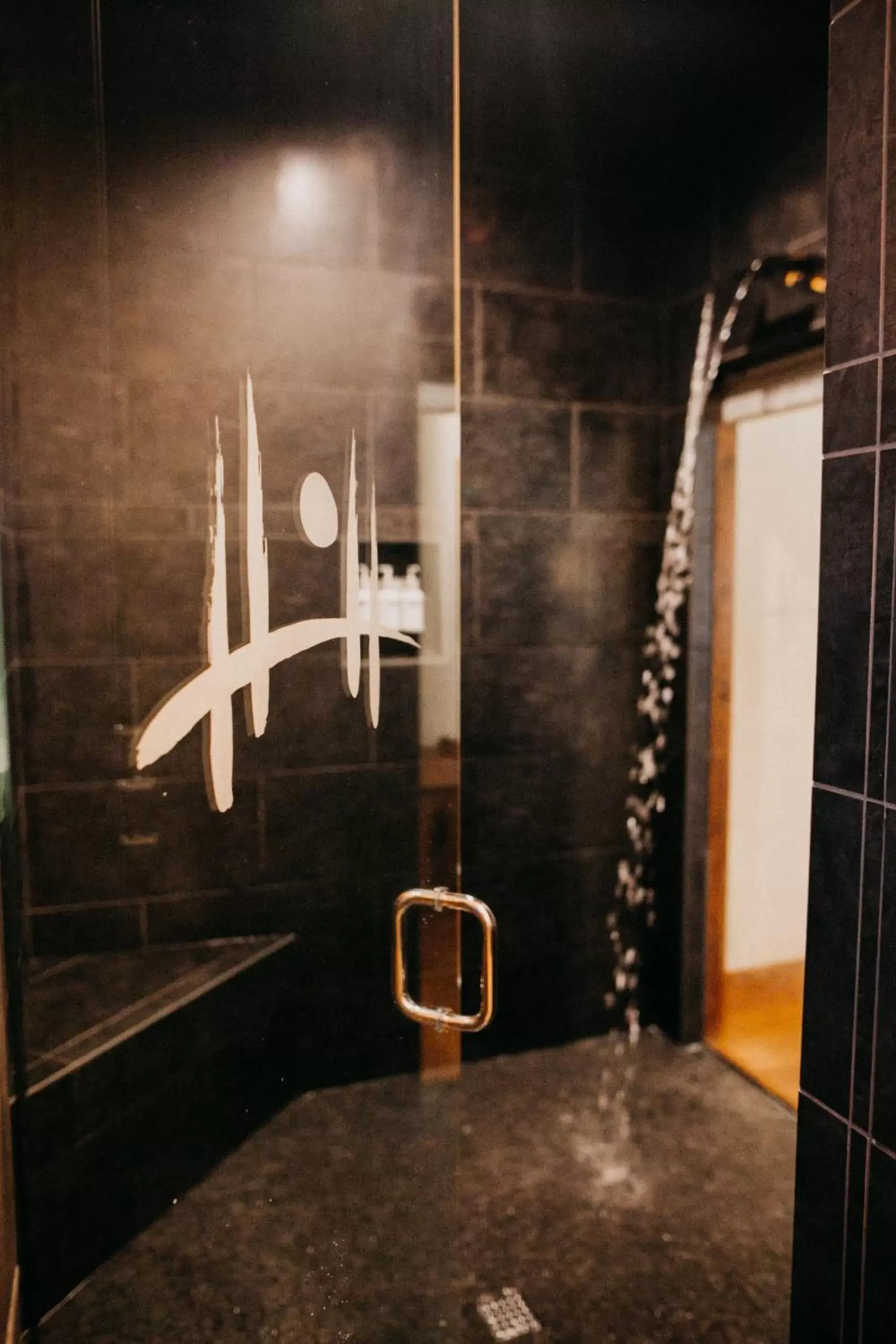 Shower, Bathroom in FivePine Lodge