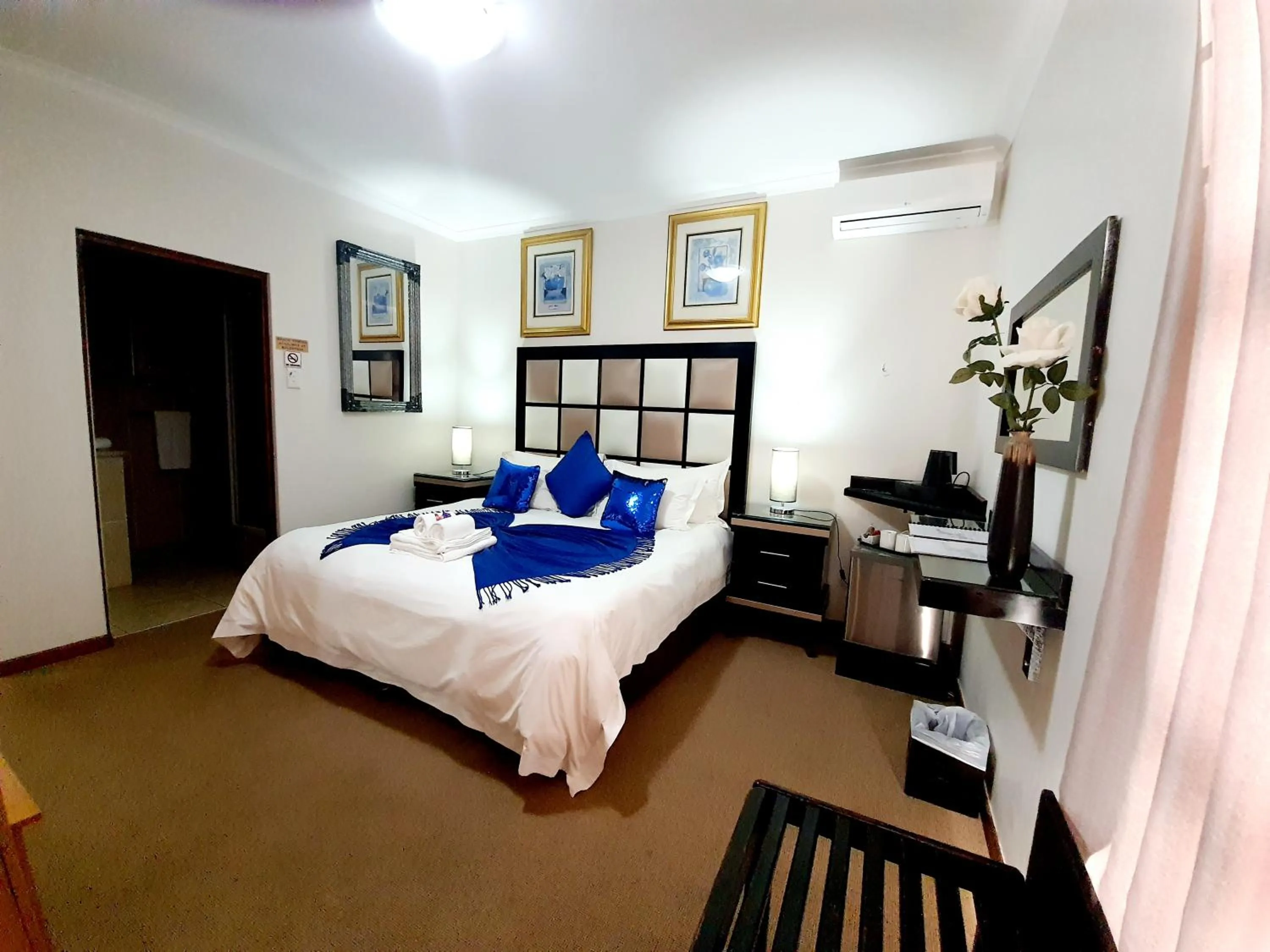 Photo of the whole room, Bed in Bar-t-nique Guest House