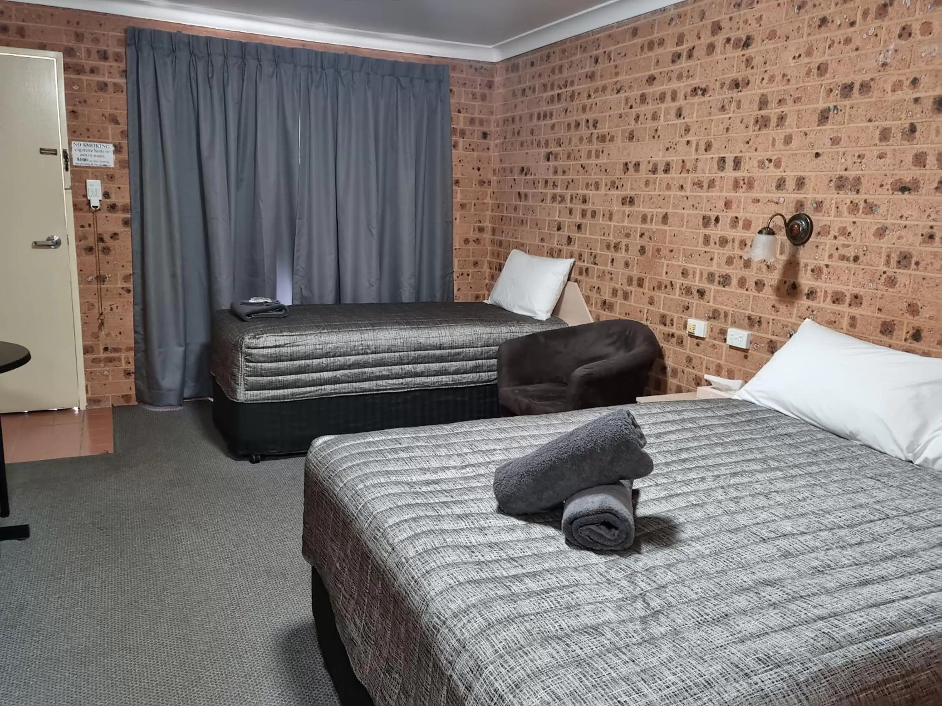 Deluxe Double or Twin Room with Garden View in Aberdeen Motel Deluxe Double or Twin Room with Garden View in Aberdeen Motel