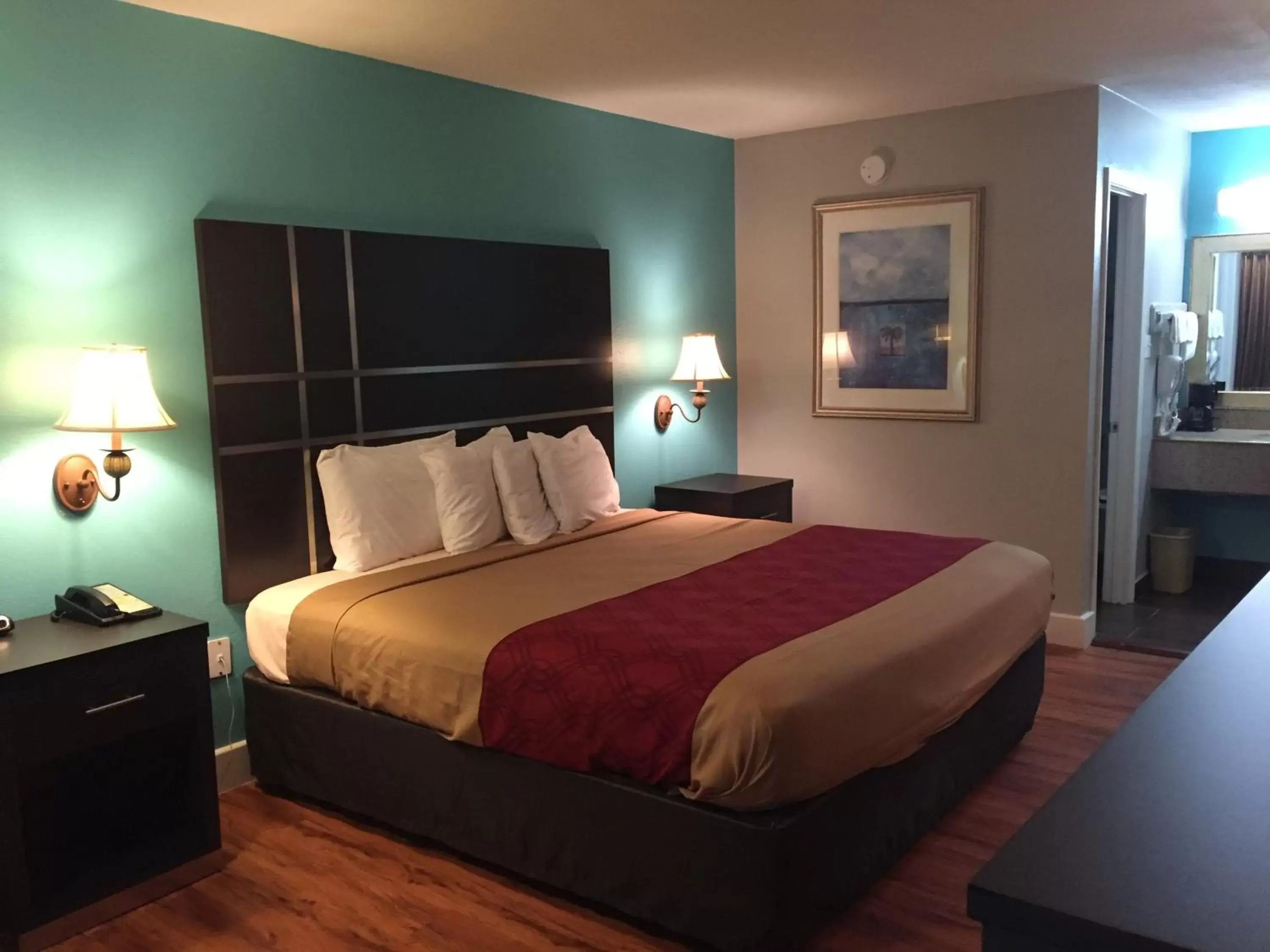 King Room - Smoking in Rodeway Inn Vicksburg King Room - Smoking in Rodeway Inn Vicksburg