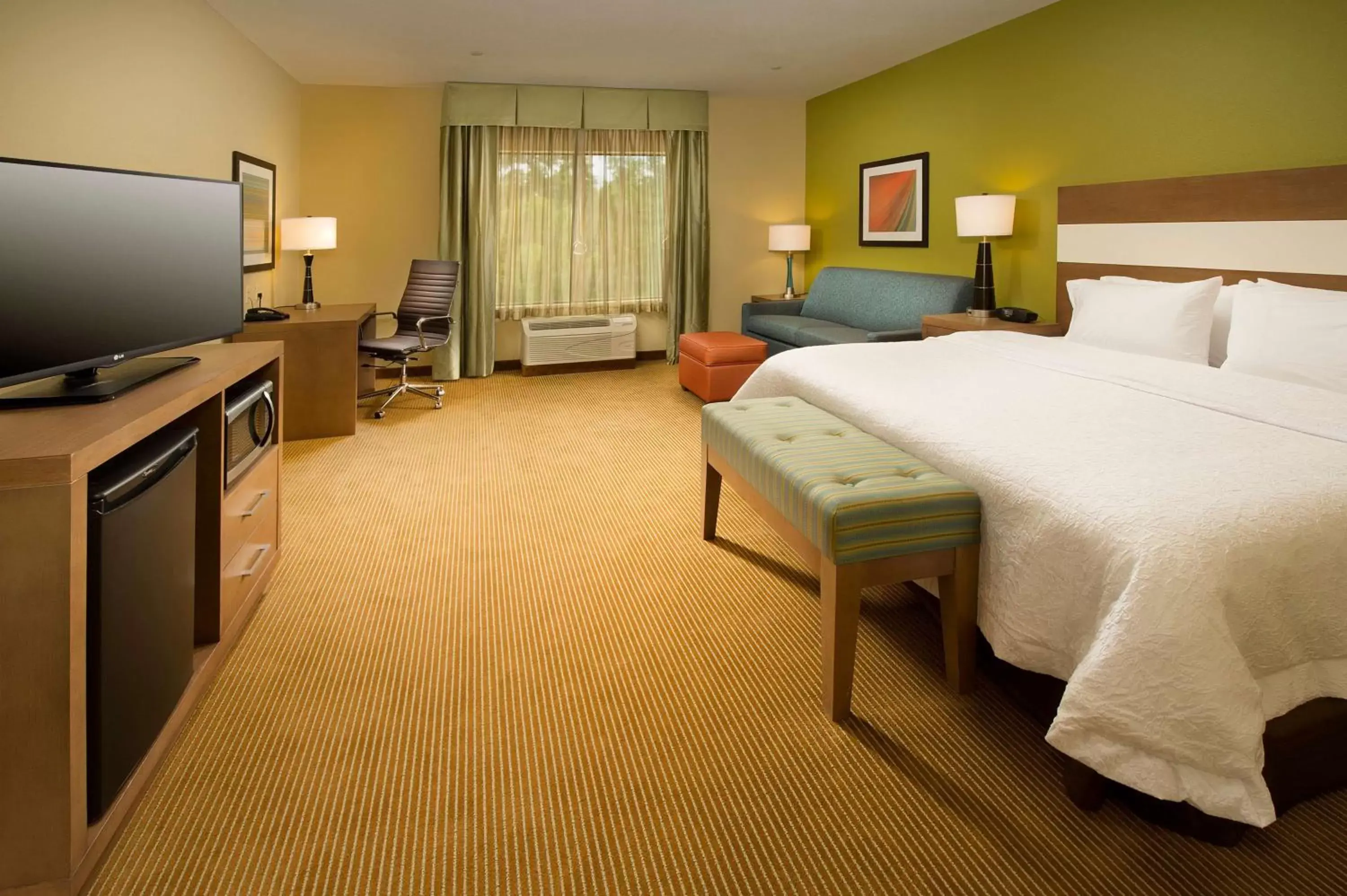 Bed, TV/Entertainment Center in Hampton Inn Lake Charles