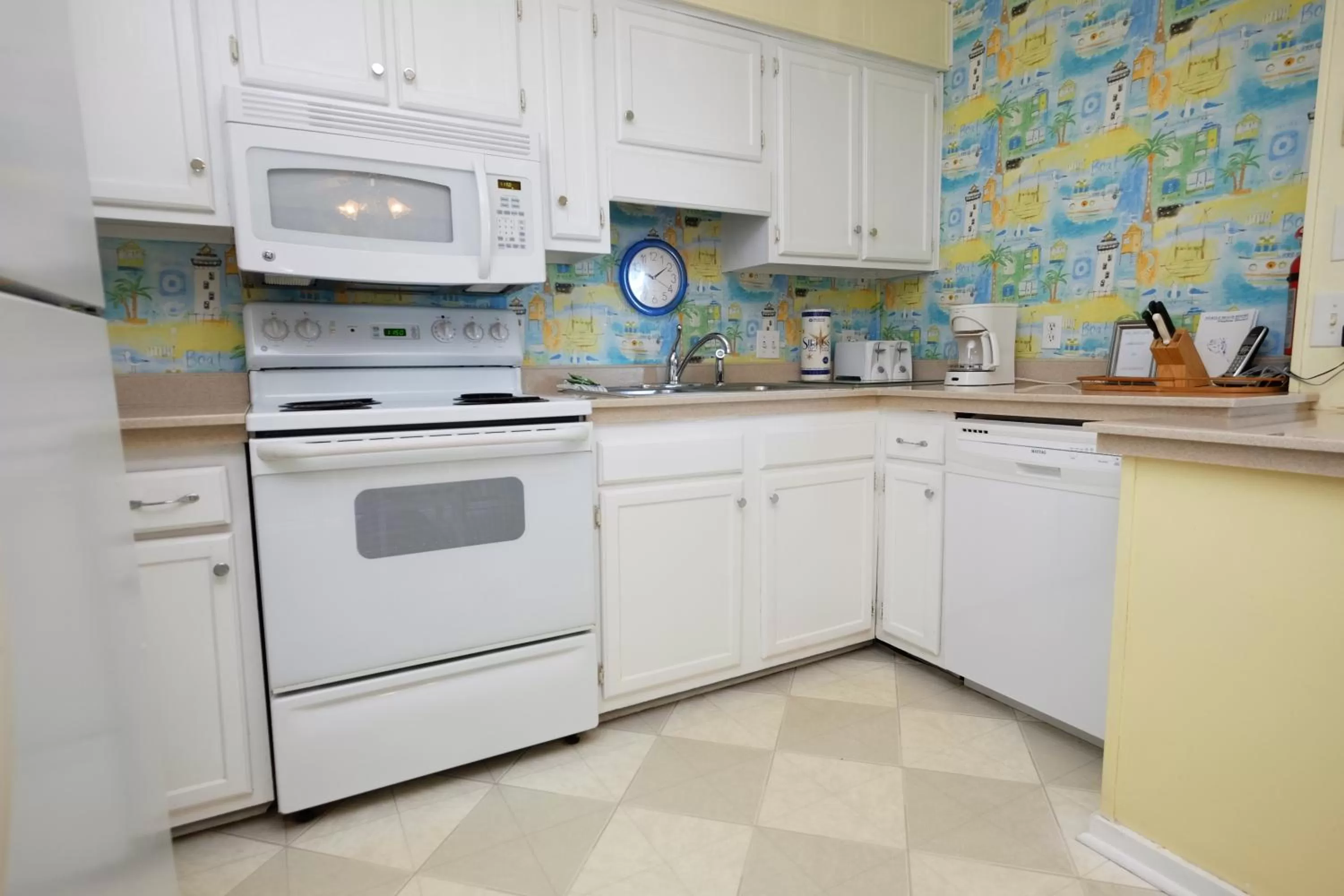 Kitchen or kitchenette, Kitchen/Kitchenette in Myrtle Beach Resort by Beach Vacations