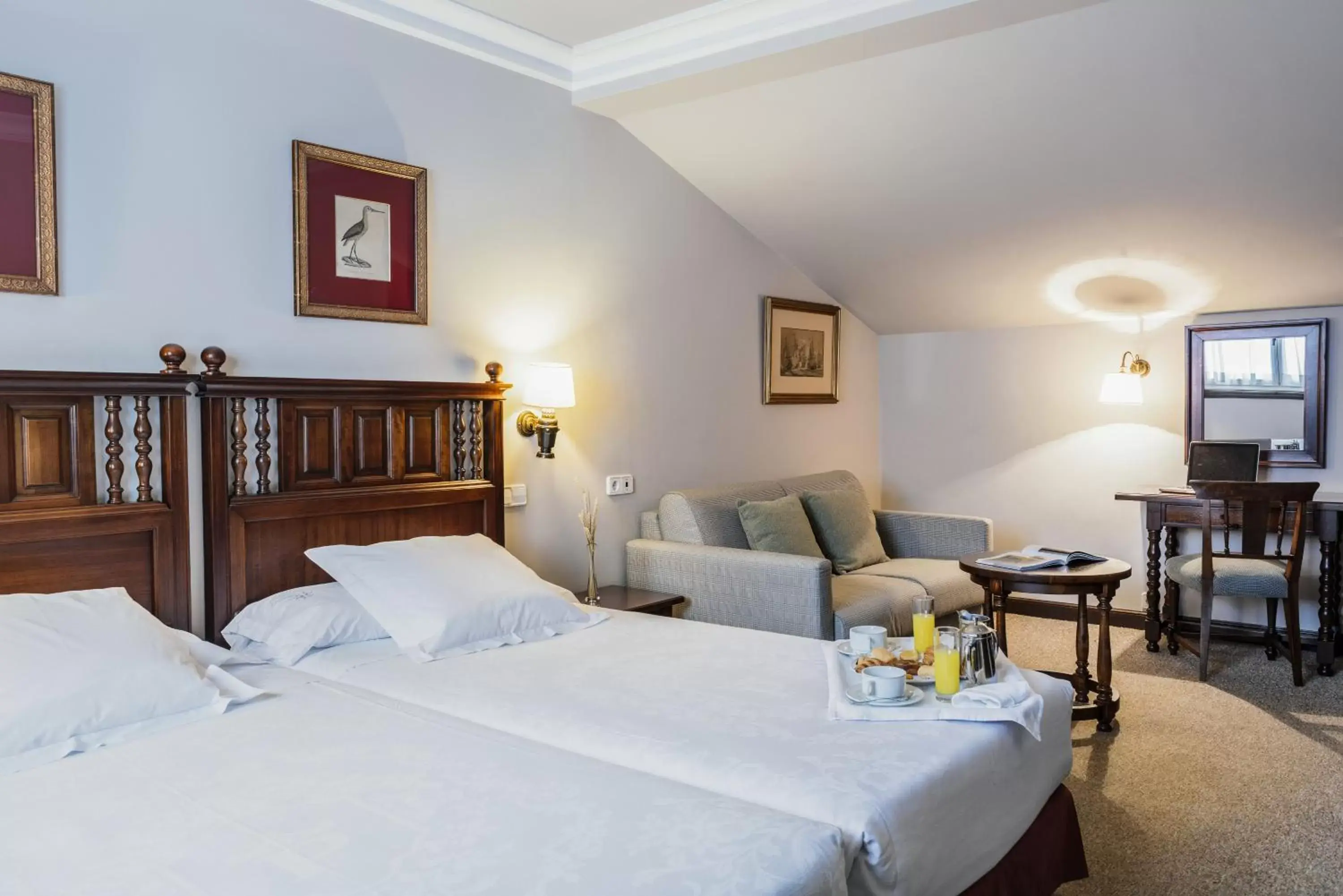 Photo of the whole room, Bed in Parador de Ferrol