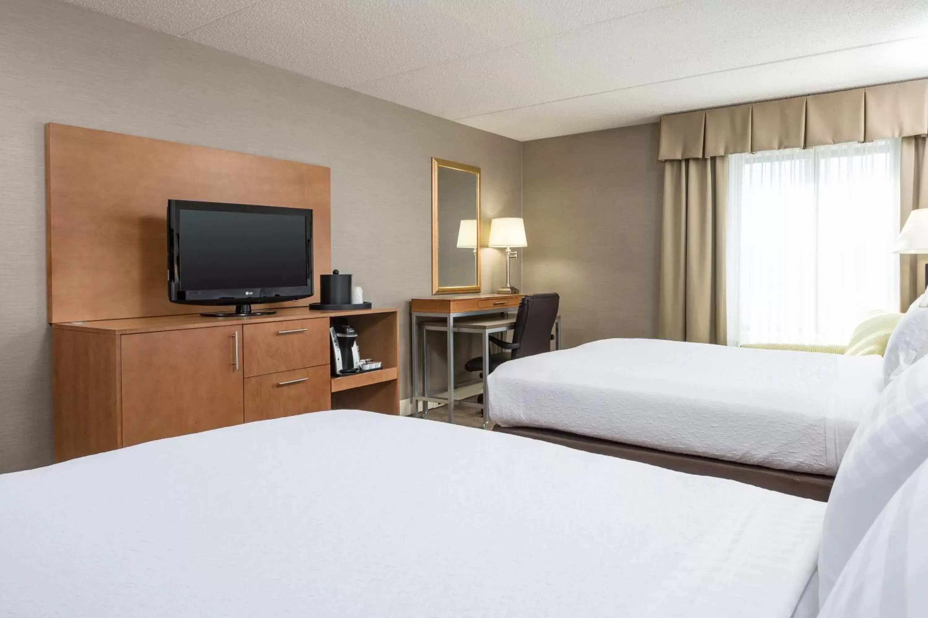 Photo of the whole room, Bed in Holiday Inn Manchester Airport, an IHG Hotel