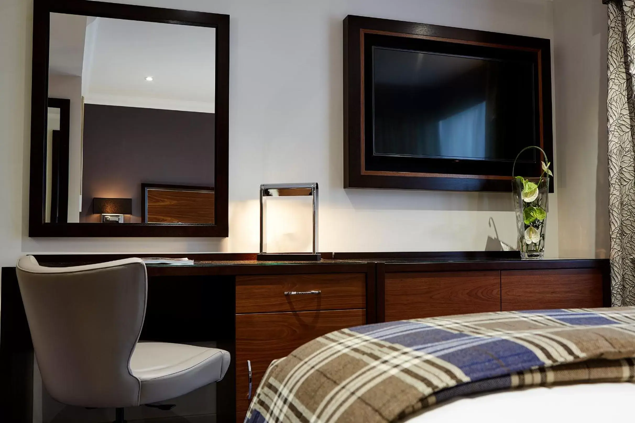 Bedroom, TV/Entertainment Center in Sir Christopher Wren Hotel