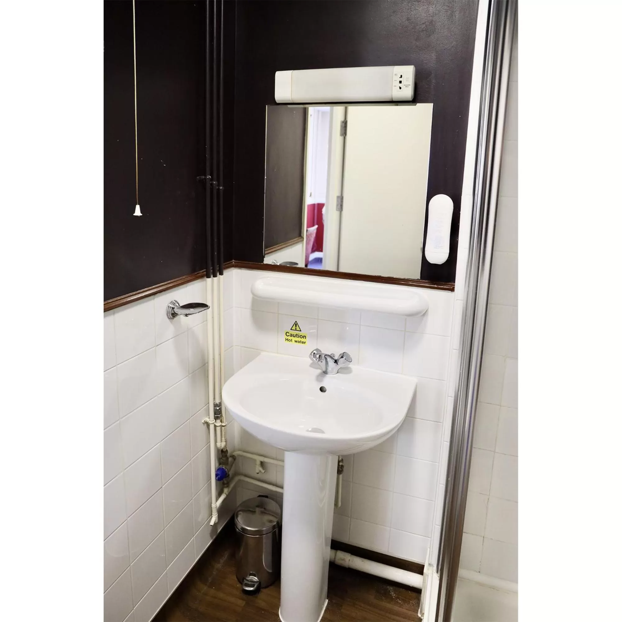 Bathroom in Queens Hotel